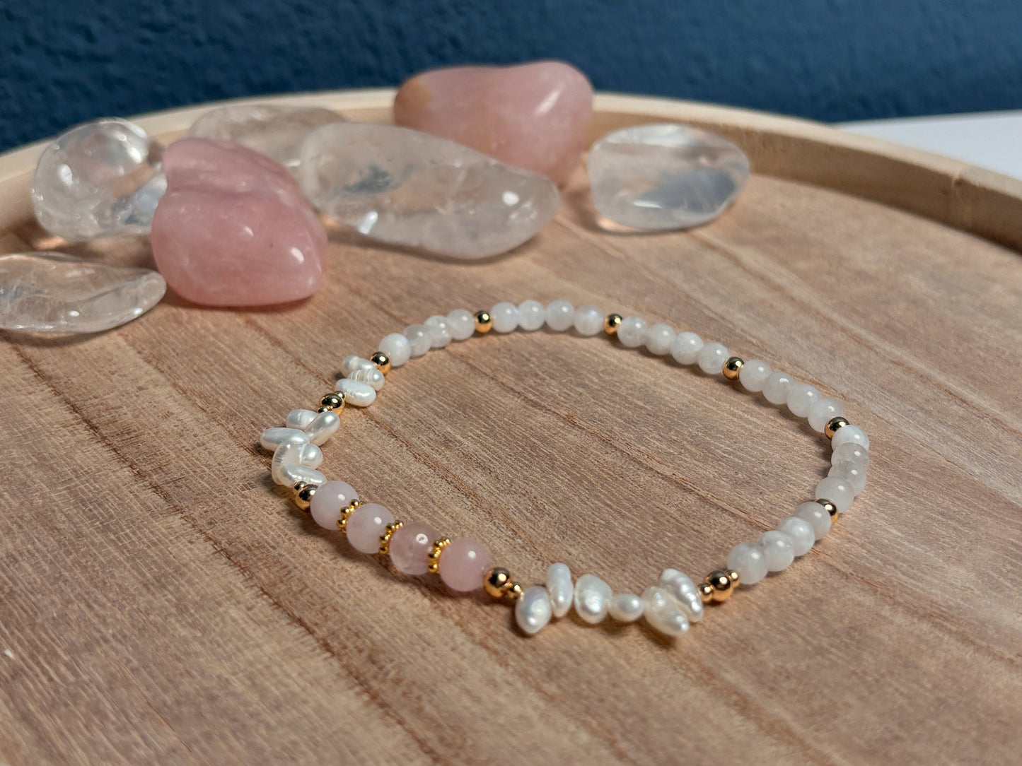 Elastisches Fußkettchen mit Mondstein, Rosenquarz und echten Süßwasserperlen – Heilende Kristalle & elegante Perlen