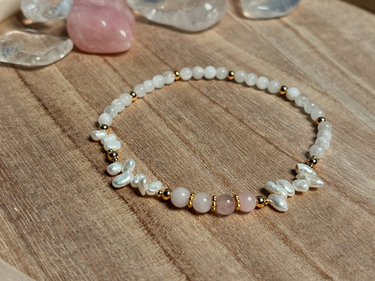 Elastisches Fußkettchen mit Mondstein, Rosenquarz und echten Süßwasserperlen – Heilende Kristalle & elegante Perlen