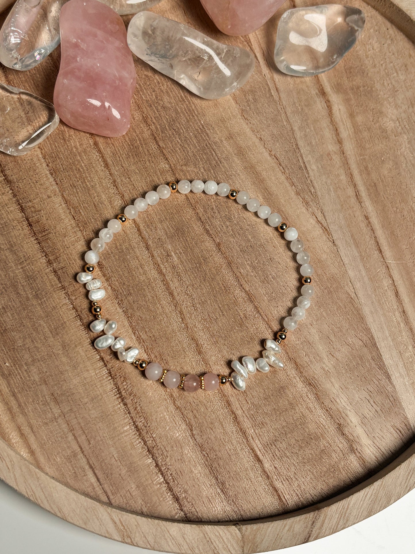Elastisches Fußkettchen mit Mondstein, Rosenquarz und echten Süßwasserperlen – Heilende Kristalle & elegante Perlen