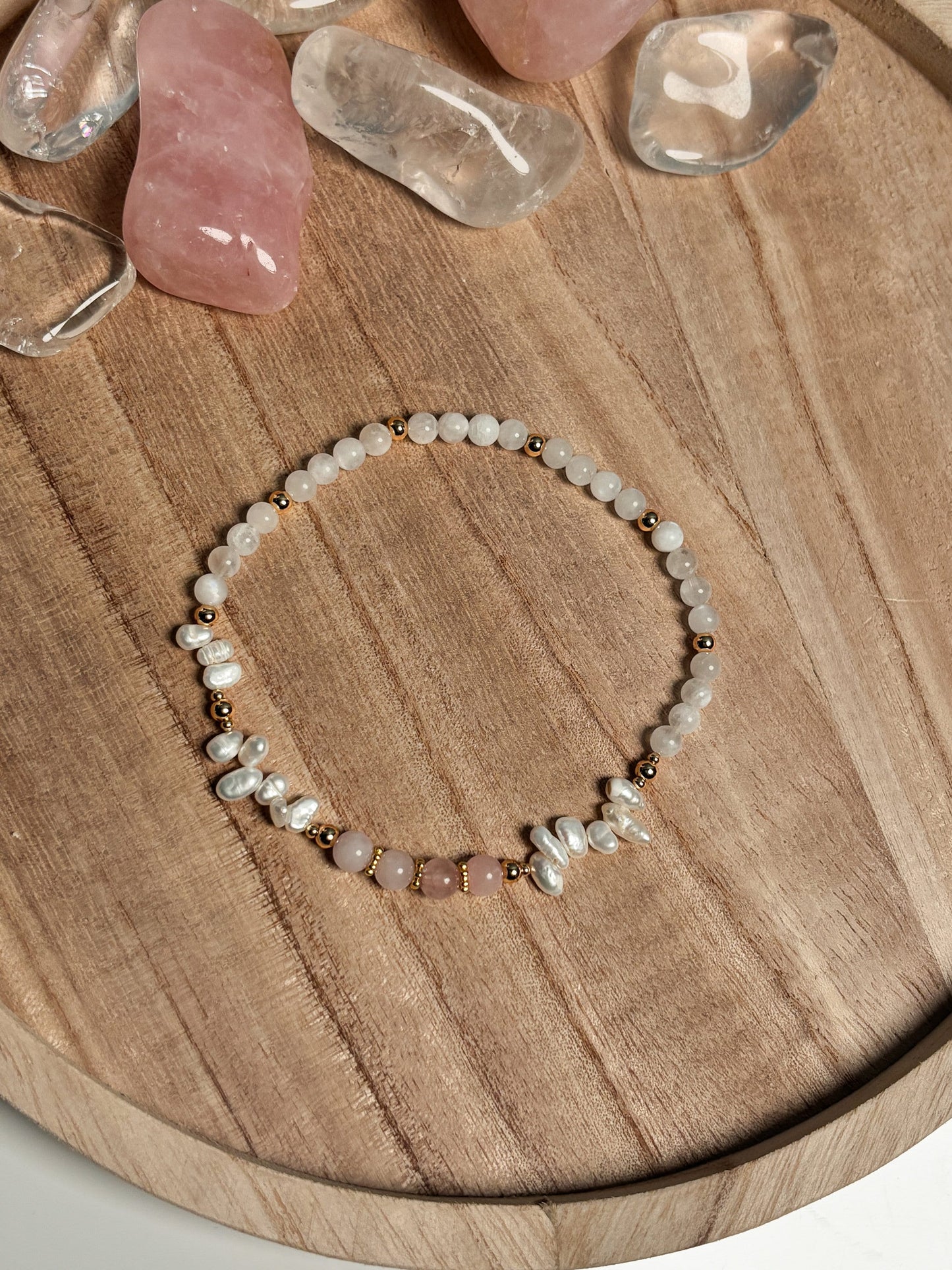 Elastisches Fußkettchen mit Mondstein, Rosenquarz und echten Süßwasserperlen – Heilende Kristalle & elegante Perlen