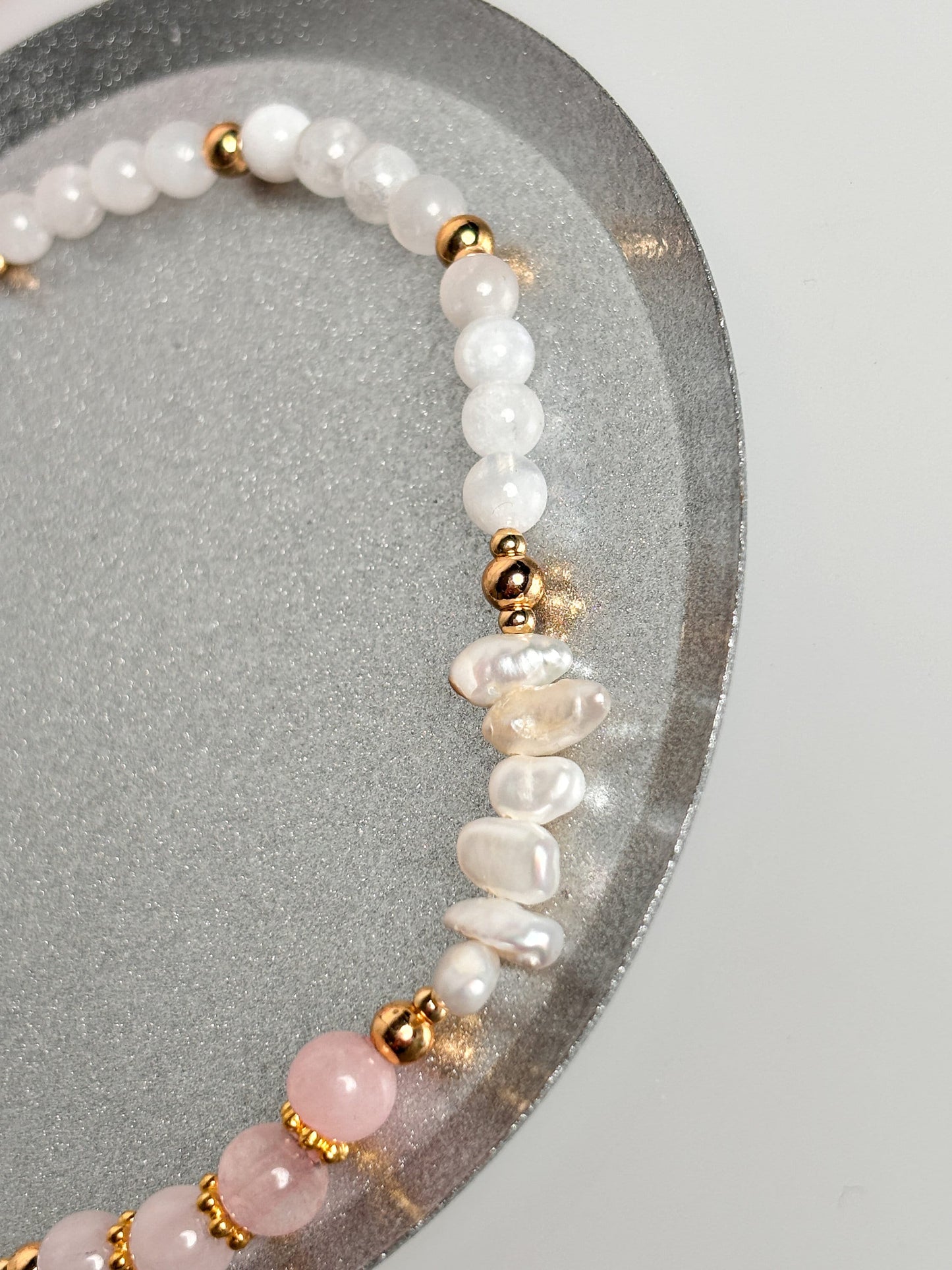 Elastisches Fußkettchen mit Mondstein, Rosenquarz und echten Süßwasserperlen – Heilende Kristalle & elegante Perlen