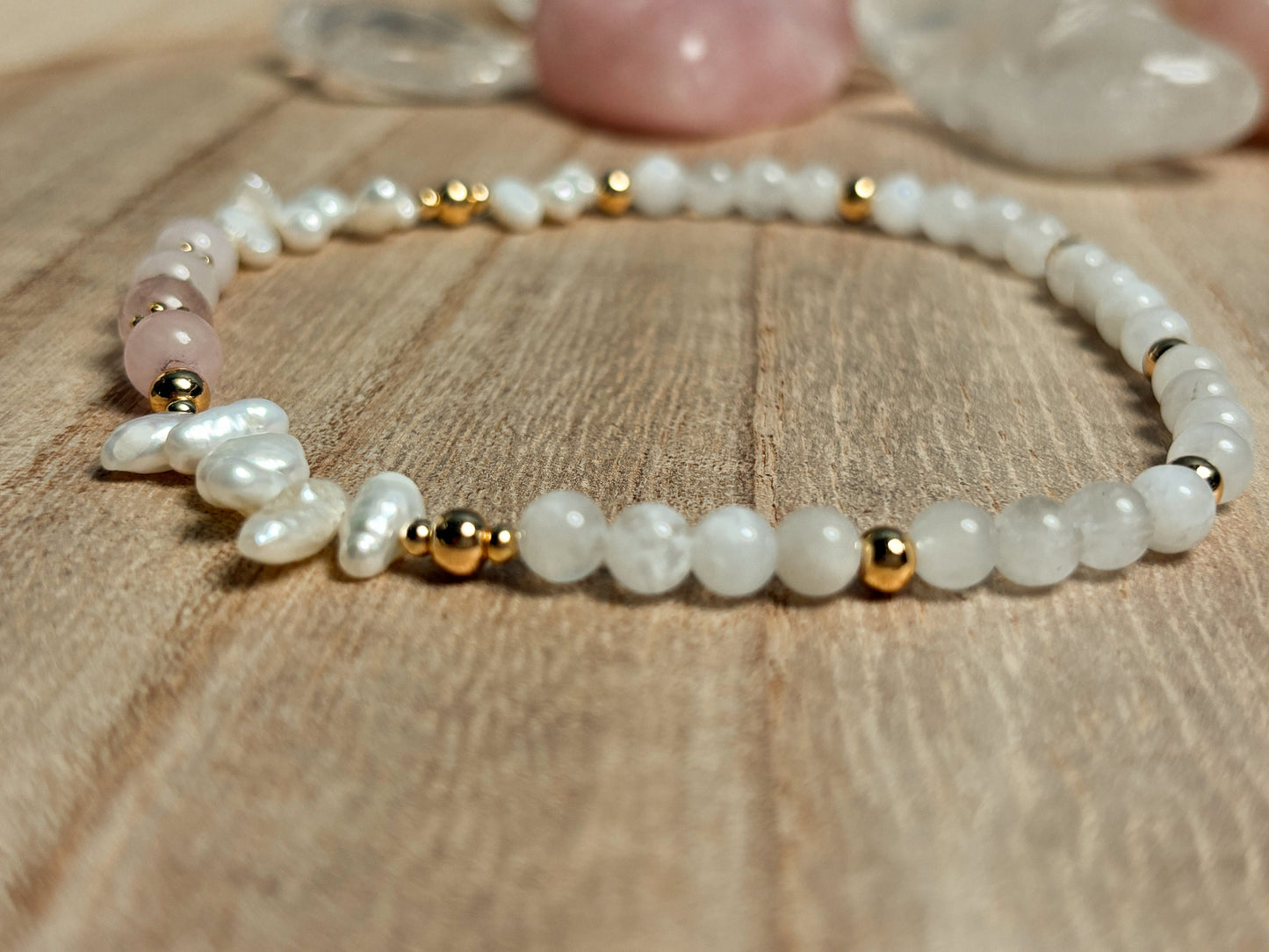 Elastisches Fußkettchen mit Mondstein, Rosenquarz und echten Süßwasserperlen – Heilende Kristalle & elegante Perlen