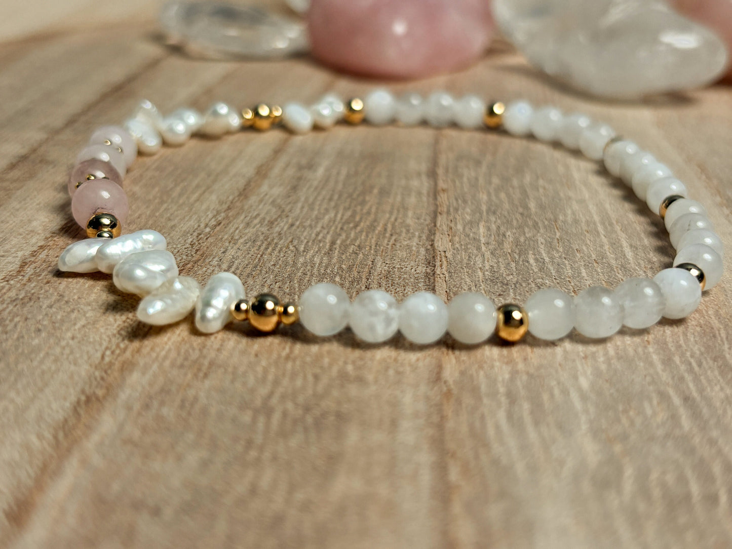 Elastisches Fußkettchen mit Mondstein, Rosenquarz und echten Süßwasserperlen – Heilende Kristalle & elegante Perlen