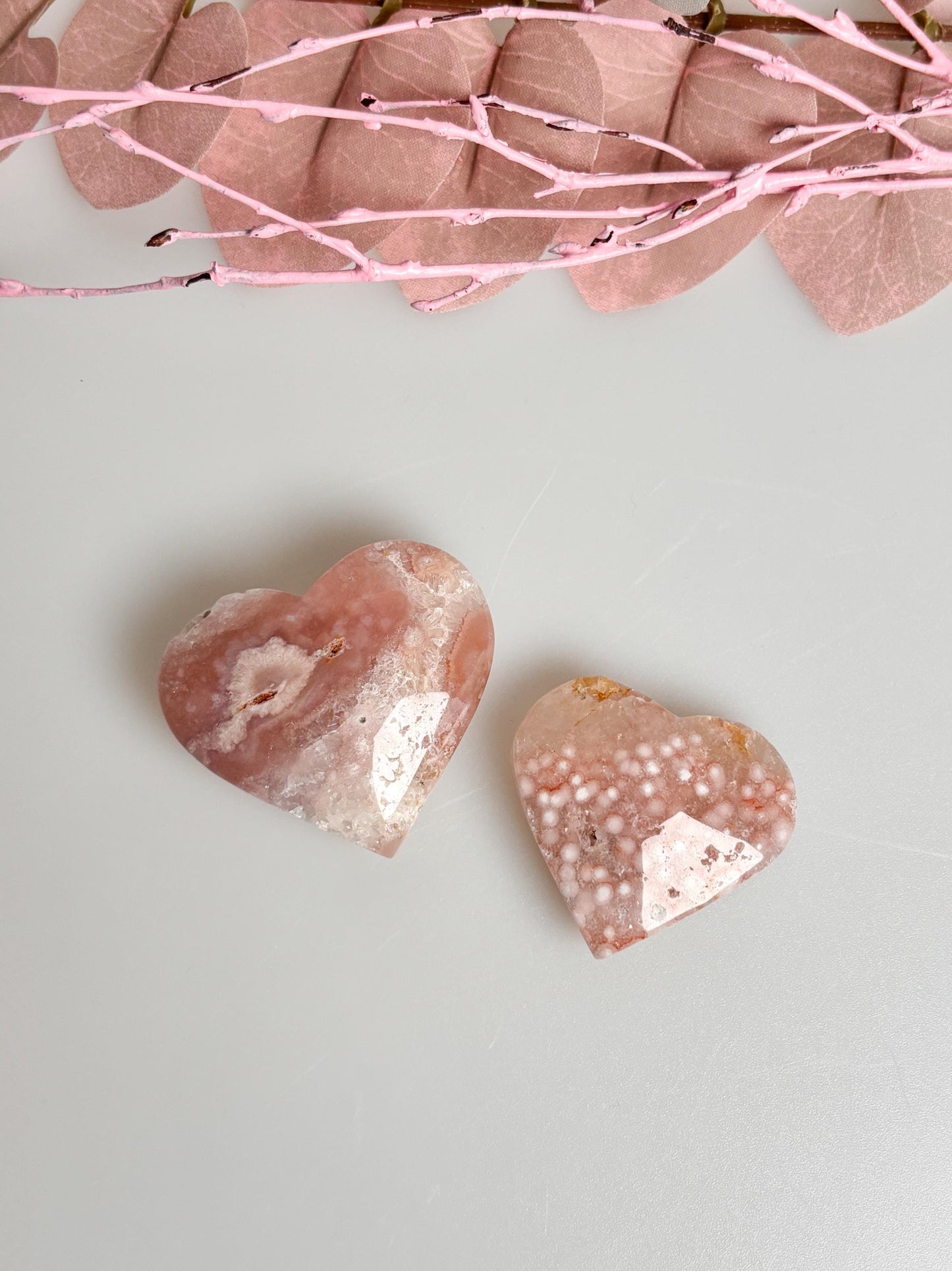 Pink Amethyst Herzen mit Drusen – Wunderschöne Deko aus Kristall – Perfekt für spirituelle Räume und Geschenke