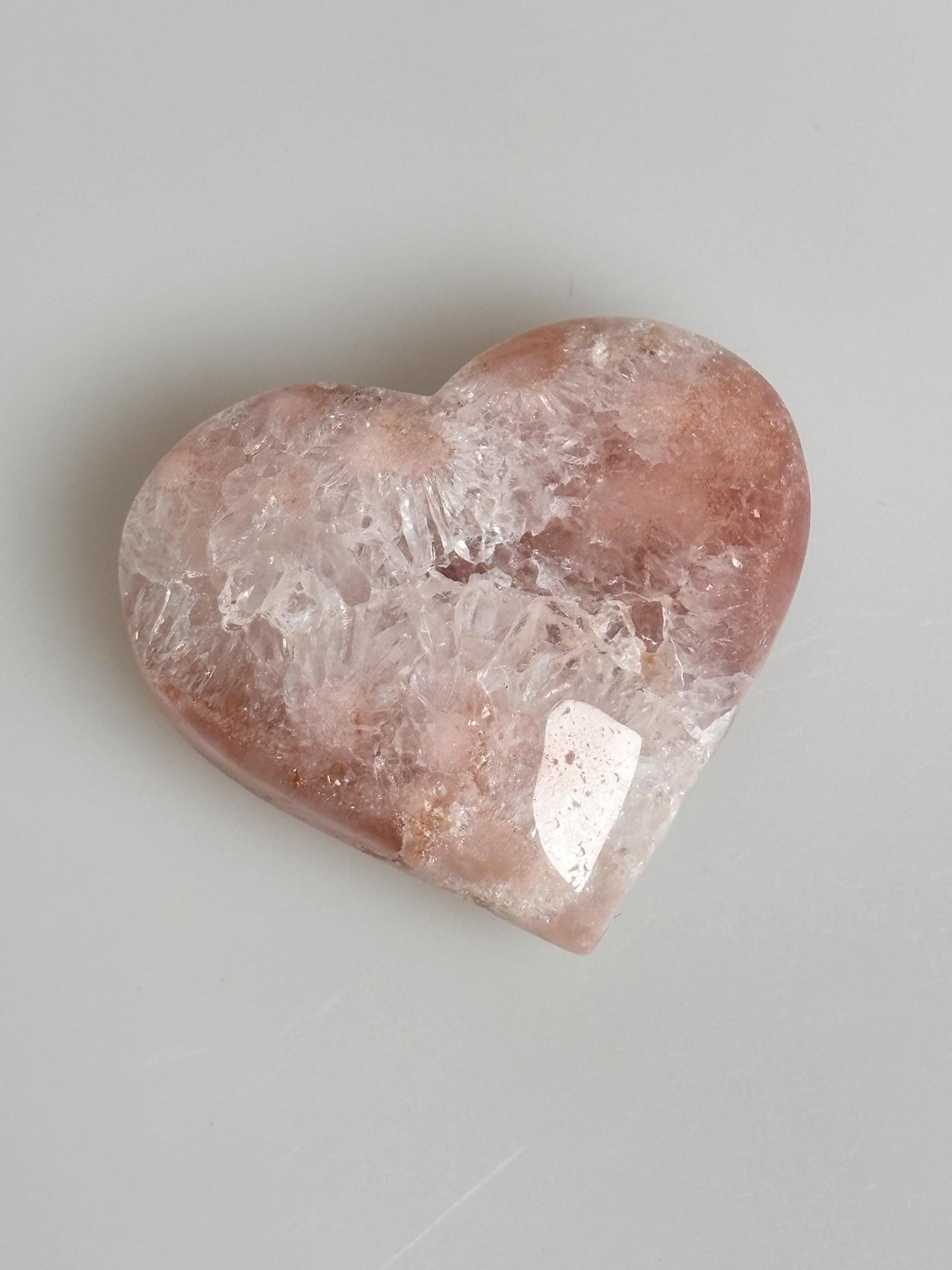 Pink Amethyst Herzen mit Drusen – Wunderschöne Deko aus Kristall – Perfekt für spirituelle Räume und Geschenke