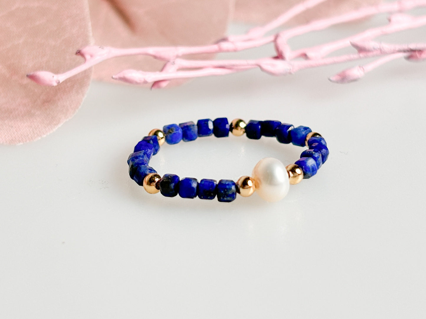 Elastic ring with faceted lapis lazuli cubes and high-quality freshwater pearl. Elegant & high-quality. Perfect gift.