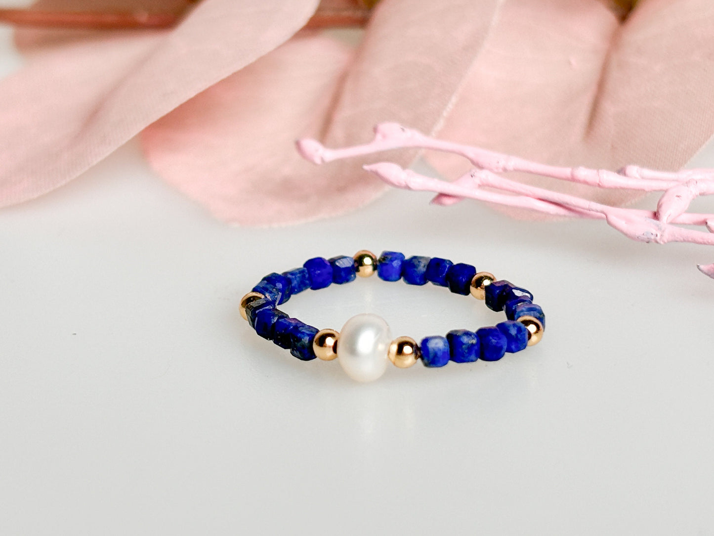 Elastic ring with faceted lapis lazuli cubes and high-quality freshwater pearl. Elegant & high-quality. Perfect gift.
