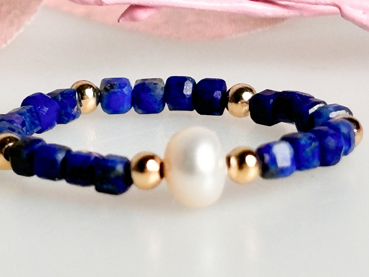Elastic ring with faceted lapis lazuli cubes and high-quality freshwater pearl. Elegant & high-quality. Perfect gift.