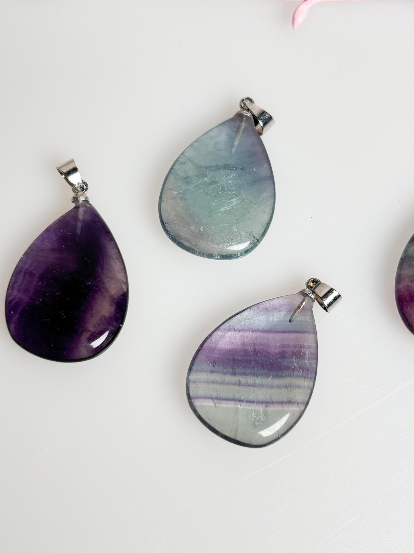 Regenbogenfluorit Tropfen Kettenanhänger – Natürlicher Fluorit Schmuck, Einzigartiges Design