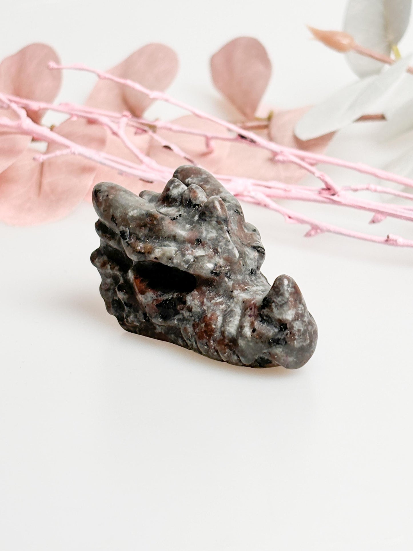 Drachenkopf Carving aus Yooperlite,Größe ca. 5,1x2,6 cm, Einzigartige Dekoration, Spirituelles Geschenk