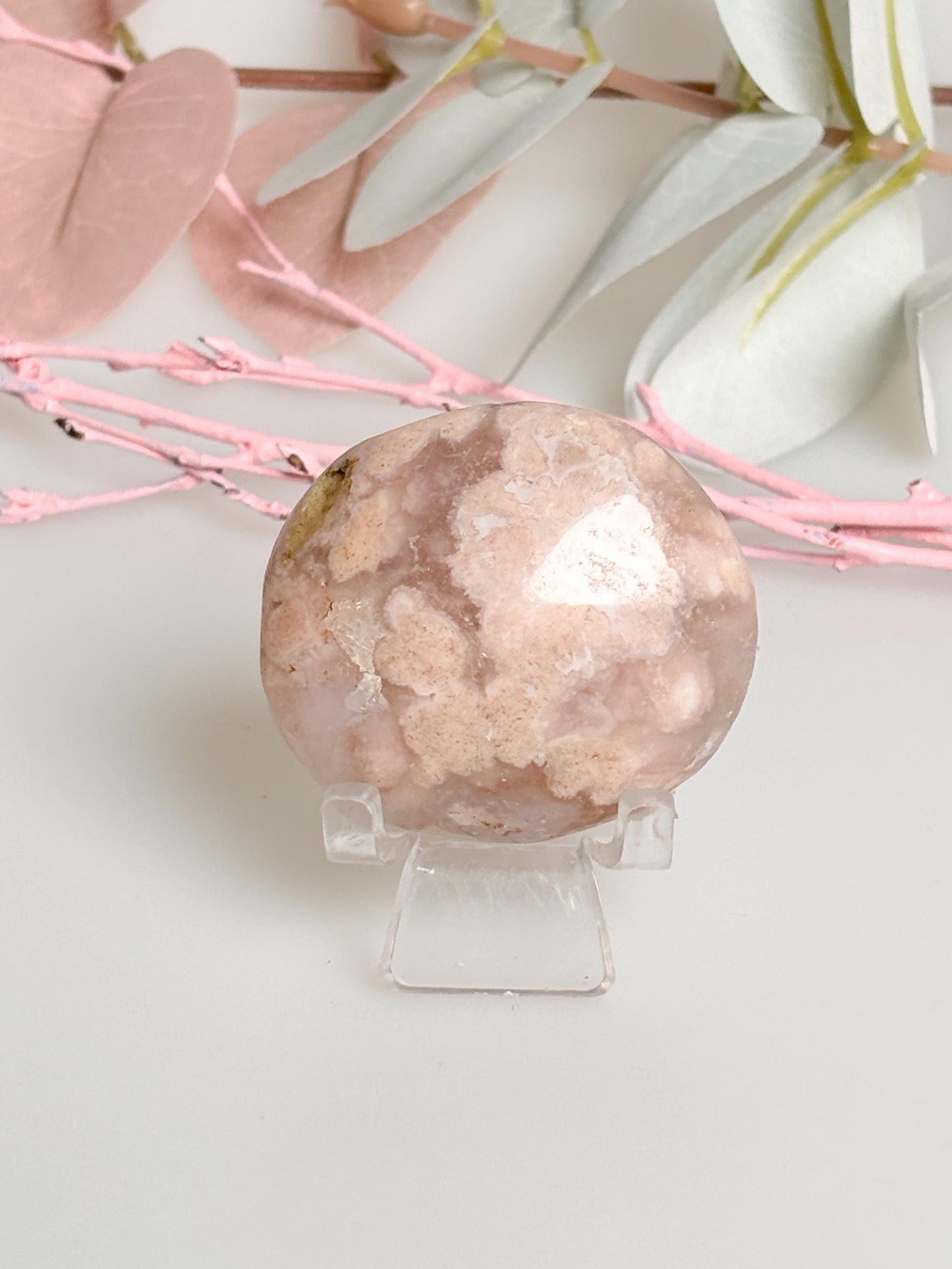 Flower Agate Palmstone with beautiful flowers and sparkling druses – Unique natural art for meditation and decoration
