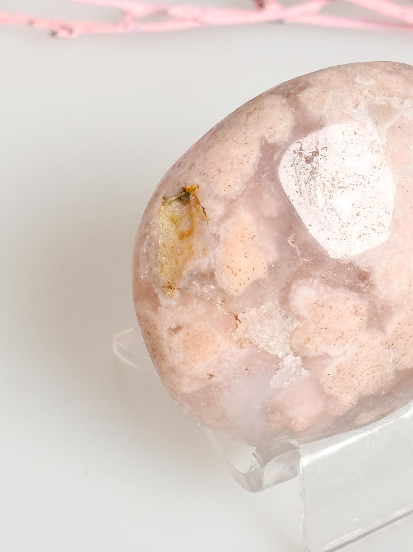 Flower Agate Palmstone with beautiful flowers and sparkling druses – Unique natural art for meditation and decoration