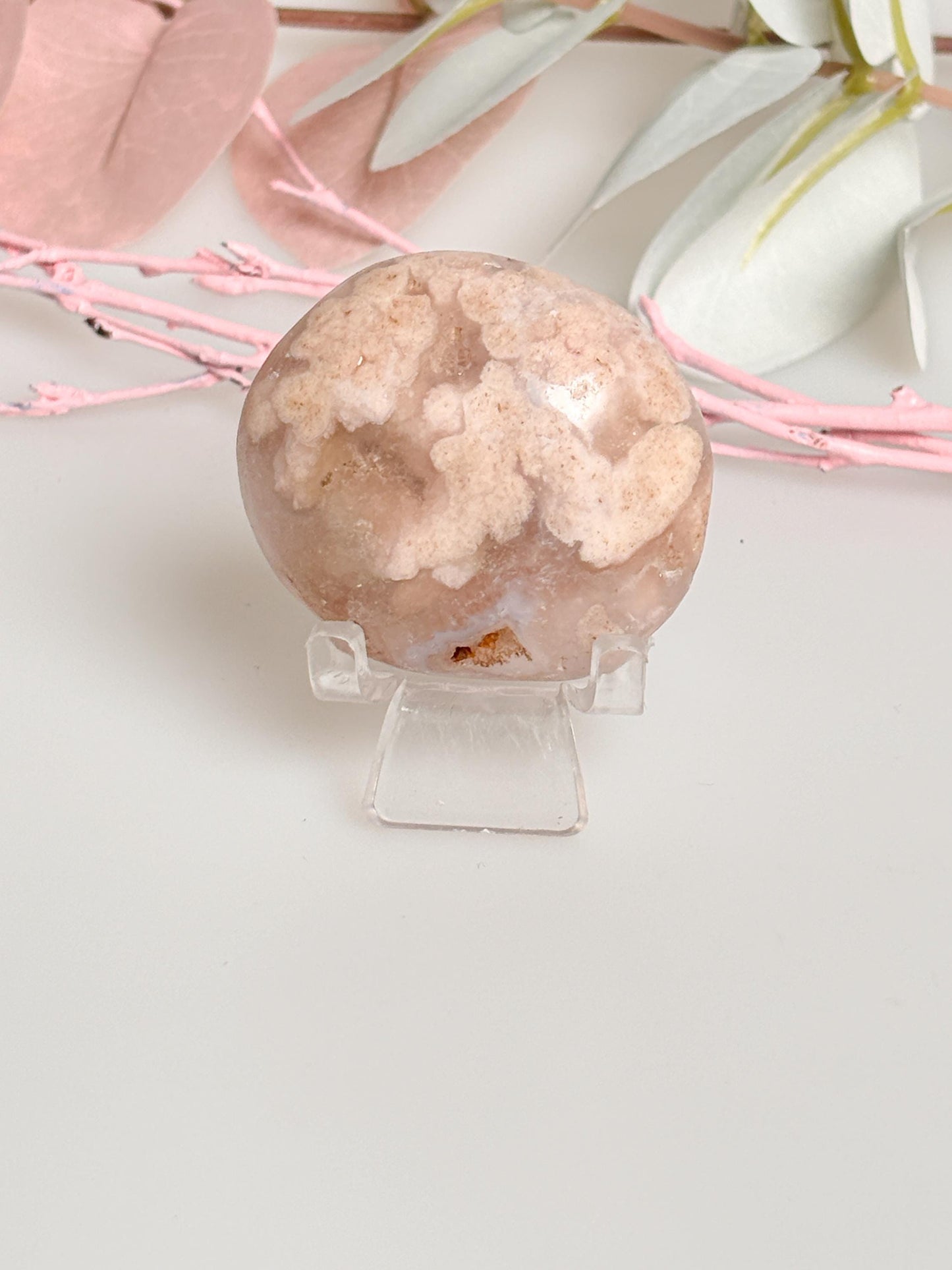 Flower Agate Palmstone with beautiful flowers and sparkling druses – Unique natural art for meditation and decoration