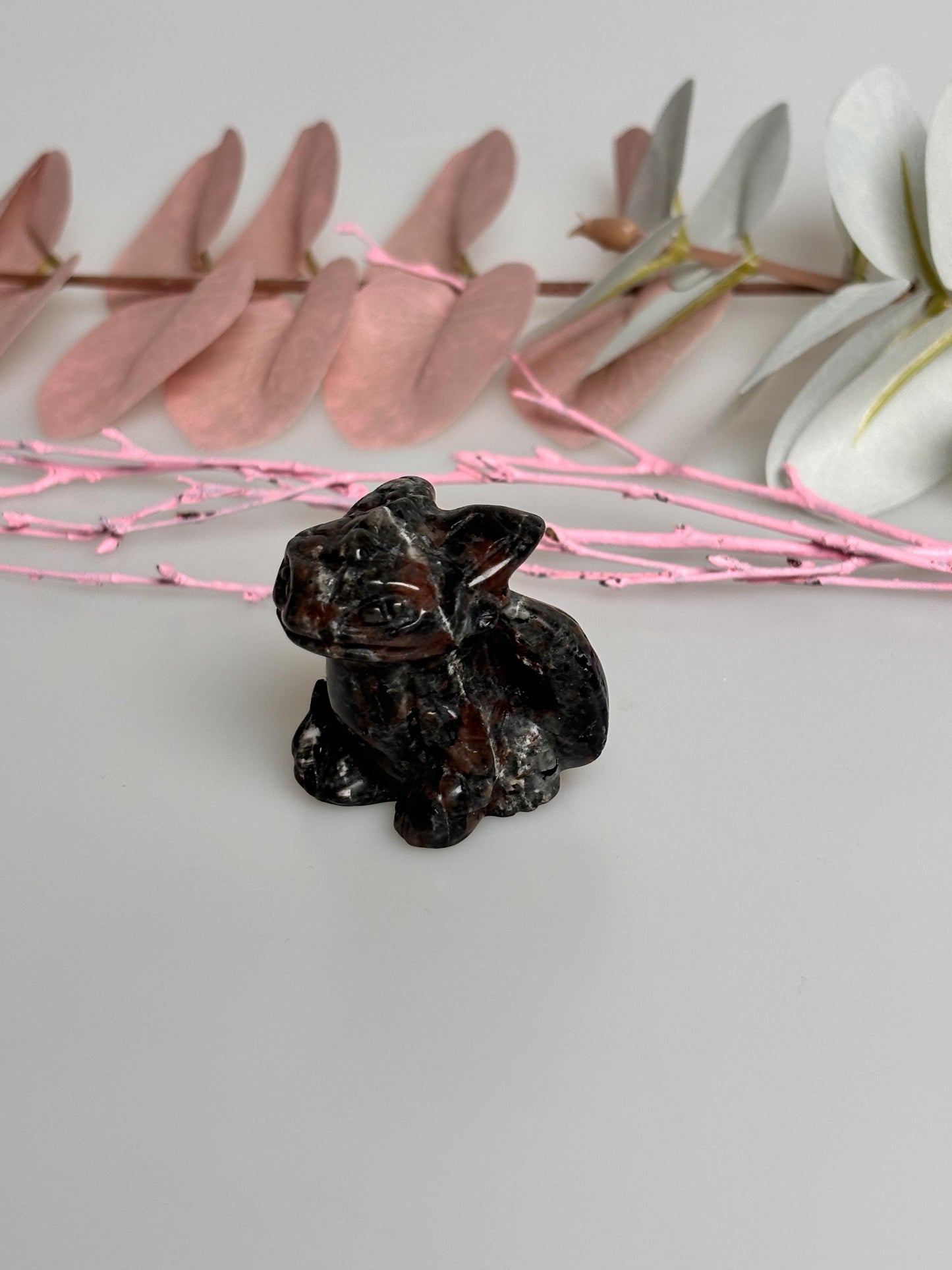 geschnitzte Drachenfigur in schwarzem Obsidian oder Yooperlite – Mystische Dekoration und spiritueller Schutz