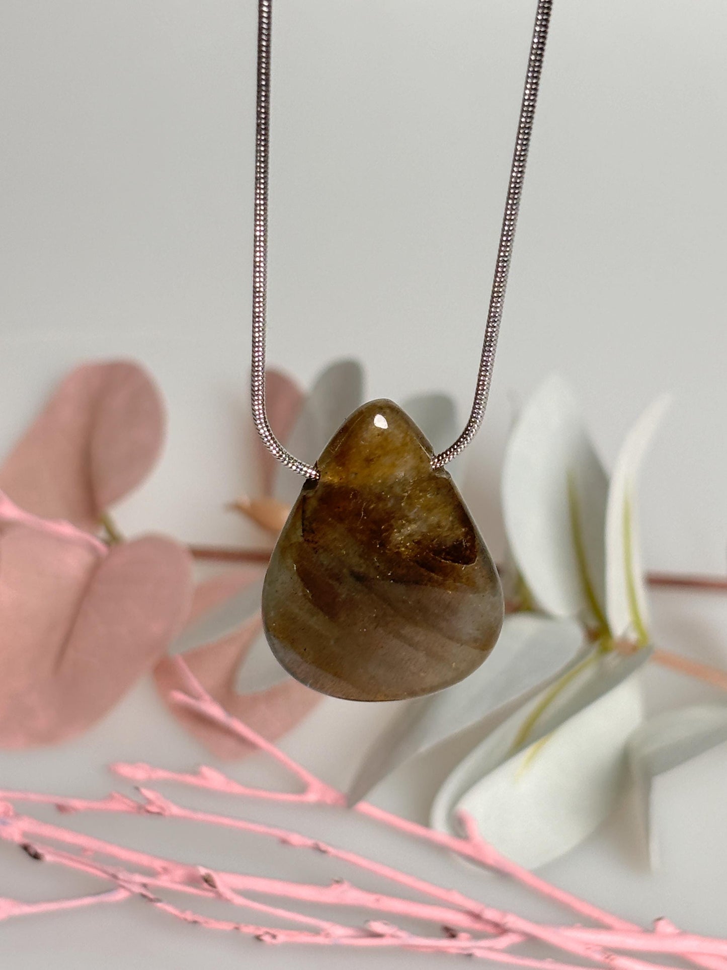 Kette mit bebohrtem Labradorit Kettenanhänger, glänzender Flash, elegantes Schmuckstück, für spirituelle Eleganz