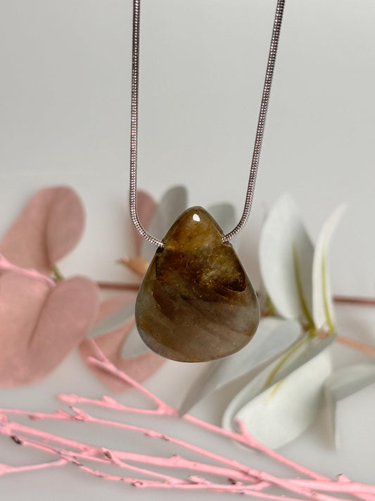 Kette mit bebohrtem Labradorit Kettenanhänger, glänzender Flash, elegantes Schmuckstück, für spirituelle Eleganz