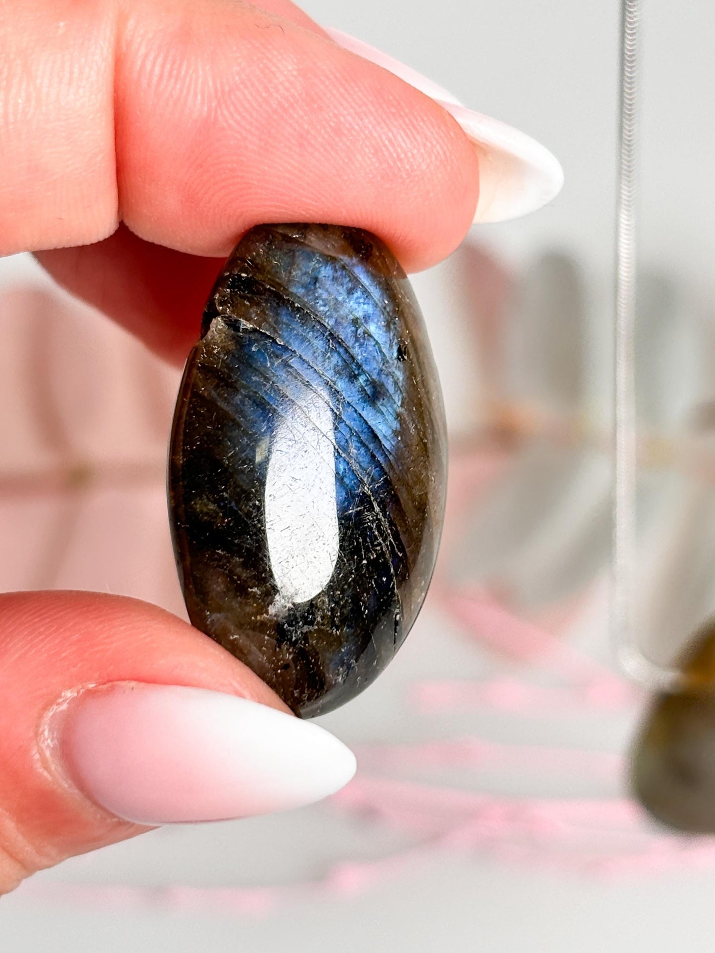 Kette mit bebohrtem Labradorit Kettenanhänger, glänzender Flash, elegantes Schmuckstück, für spirituelle Eleganz