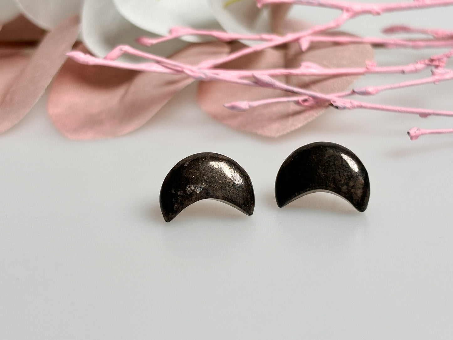 Pyrite moon stud earrings made of 925 silver - Elegant jewelry with a natural look | Moon stud earrings