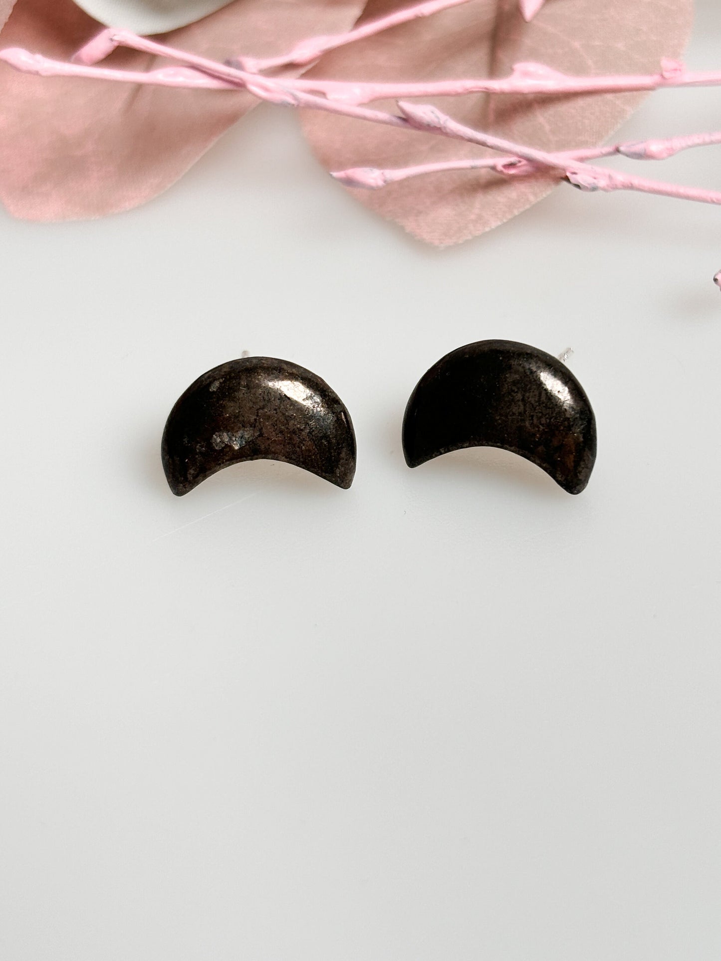 Pyrite moon stud earrings made of 925 silver - Elegant jewelry with a natural look | Moon stud earrings