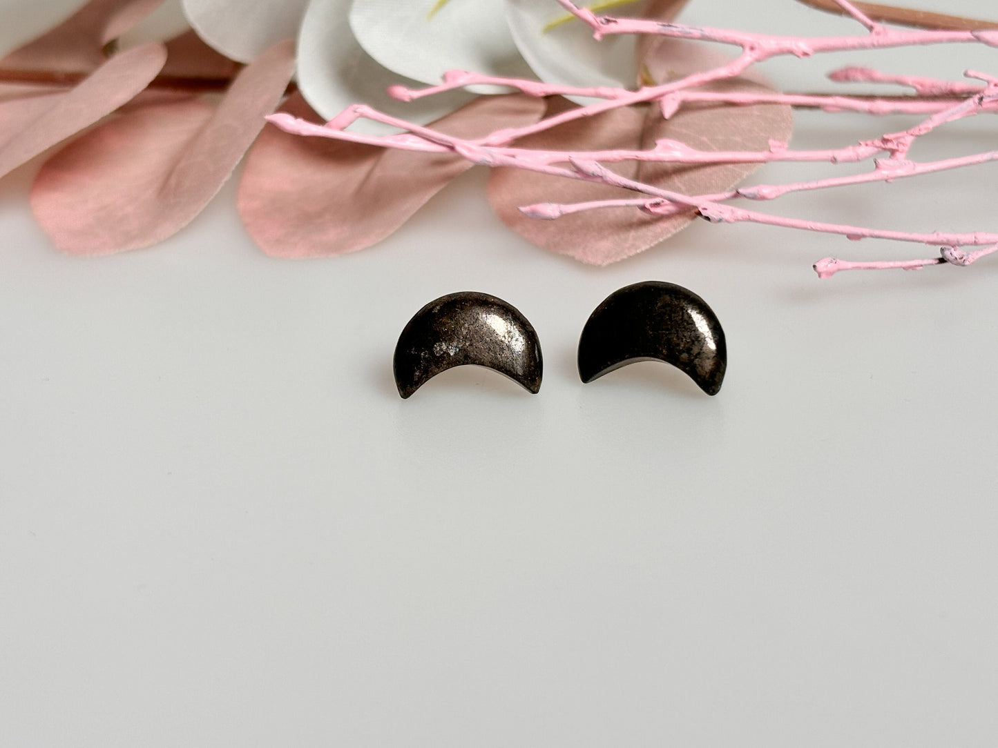 Pyrite moon stud earrings made of 925 silver - Elegant jewelry with a natural look | Moon stud earrings