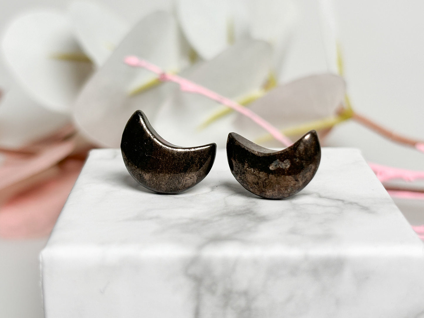 Pyrite moon stud earrings made of 925 silver - Elegant jewelry with a natural look | Moon stud earrings