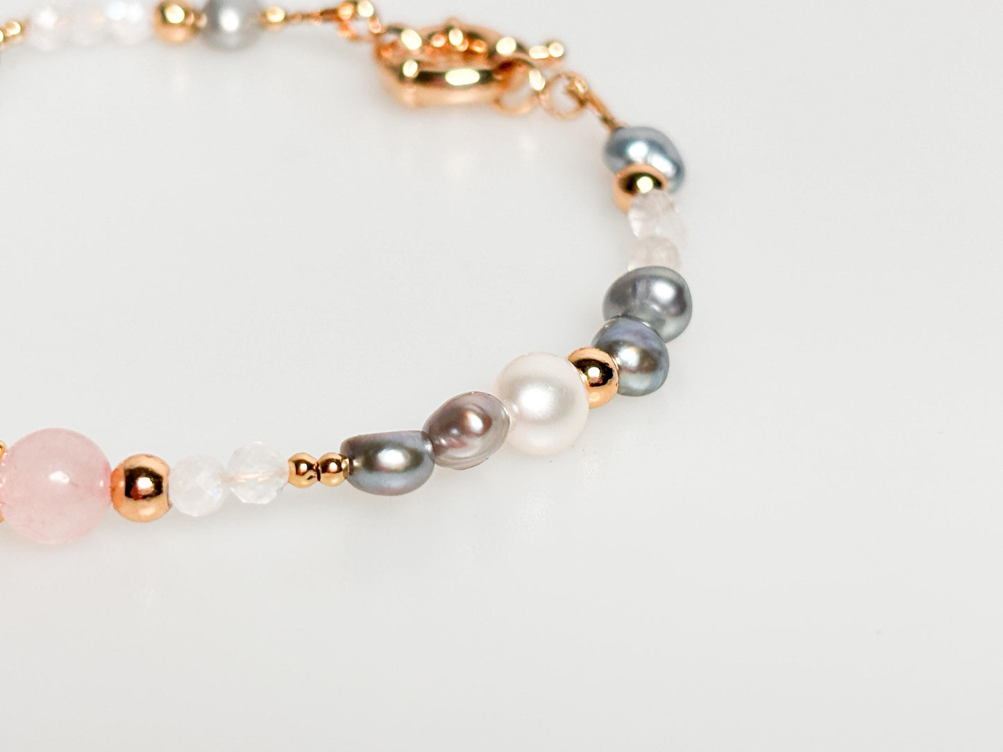 Boho pearl bracelet with real freshwater pearls, rose quartz & moonstone - Elegant jewelry for your spiritual well-being
