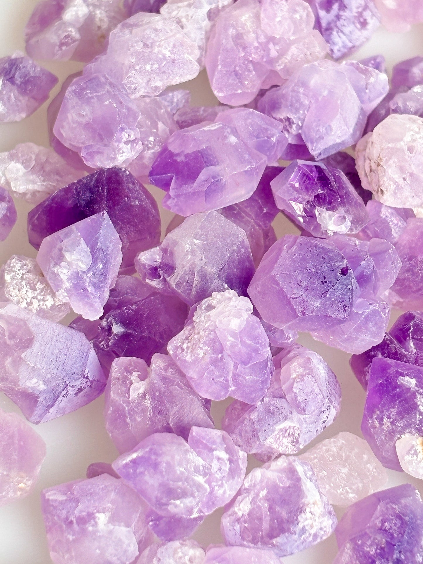 Amethyst rough stone chips small – Perfect for water energization & decoration – Energetic healing stones for the home