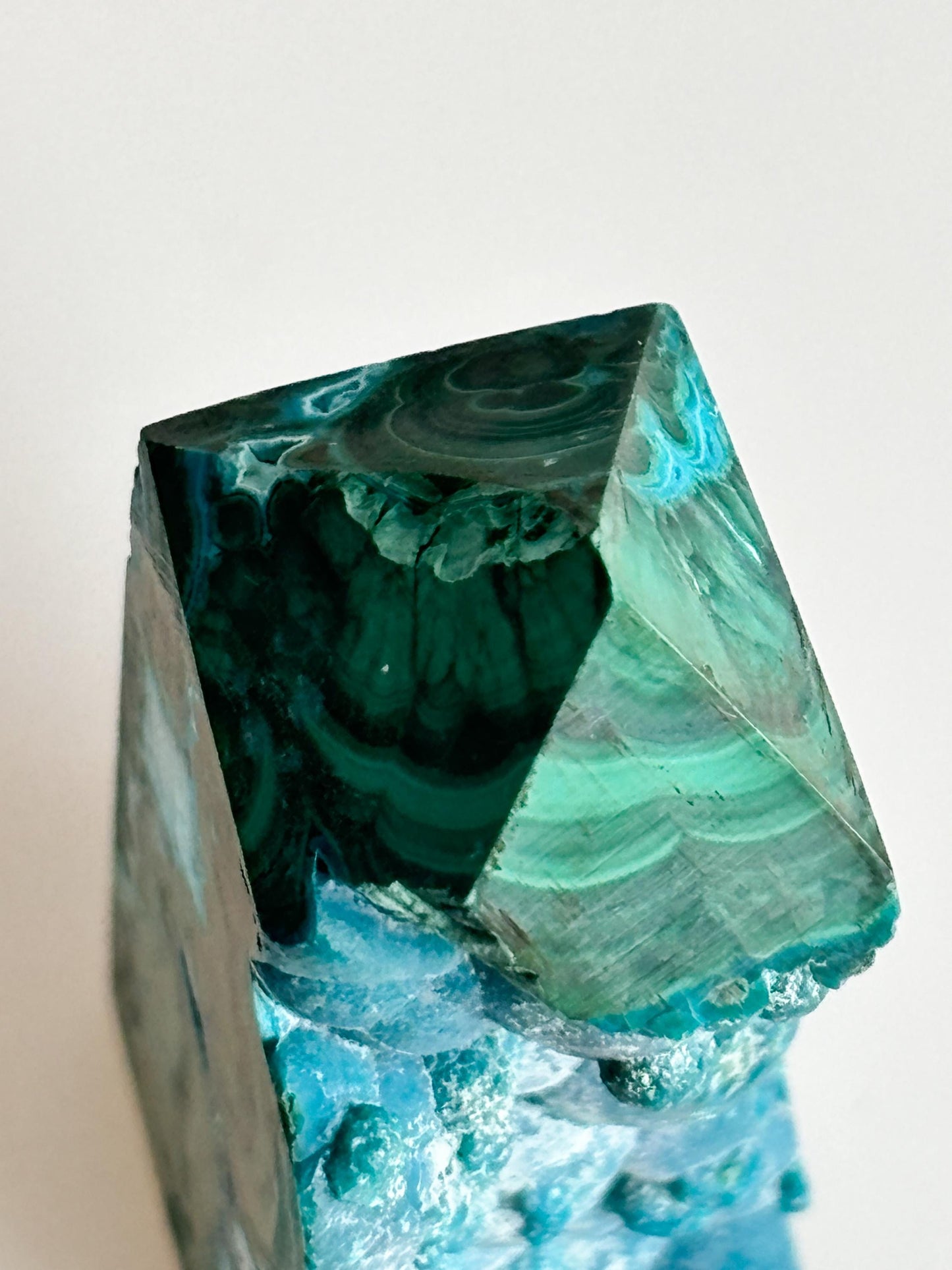 High-quality tower made of chrysocolla and malachite with fascinating druzy side, energy and healing stone