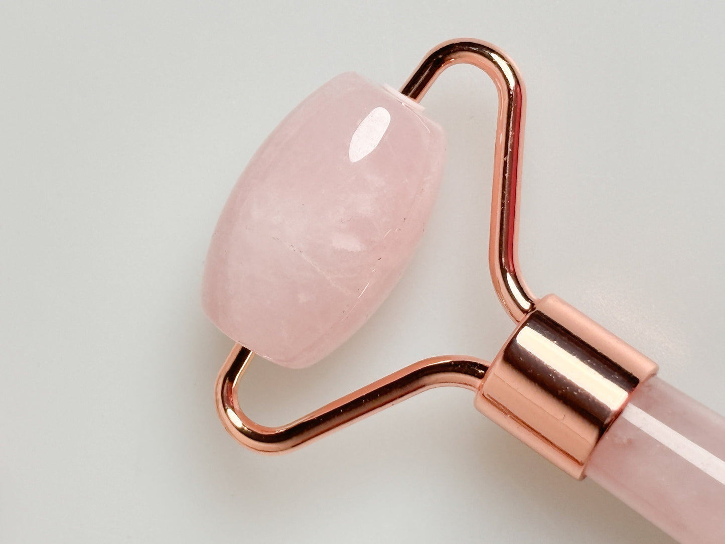 Rose quartz massage roller for the face - small & ideal for on the go | Handy facial massager