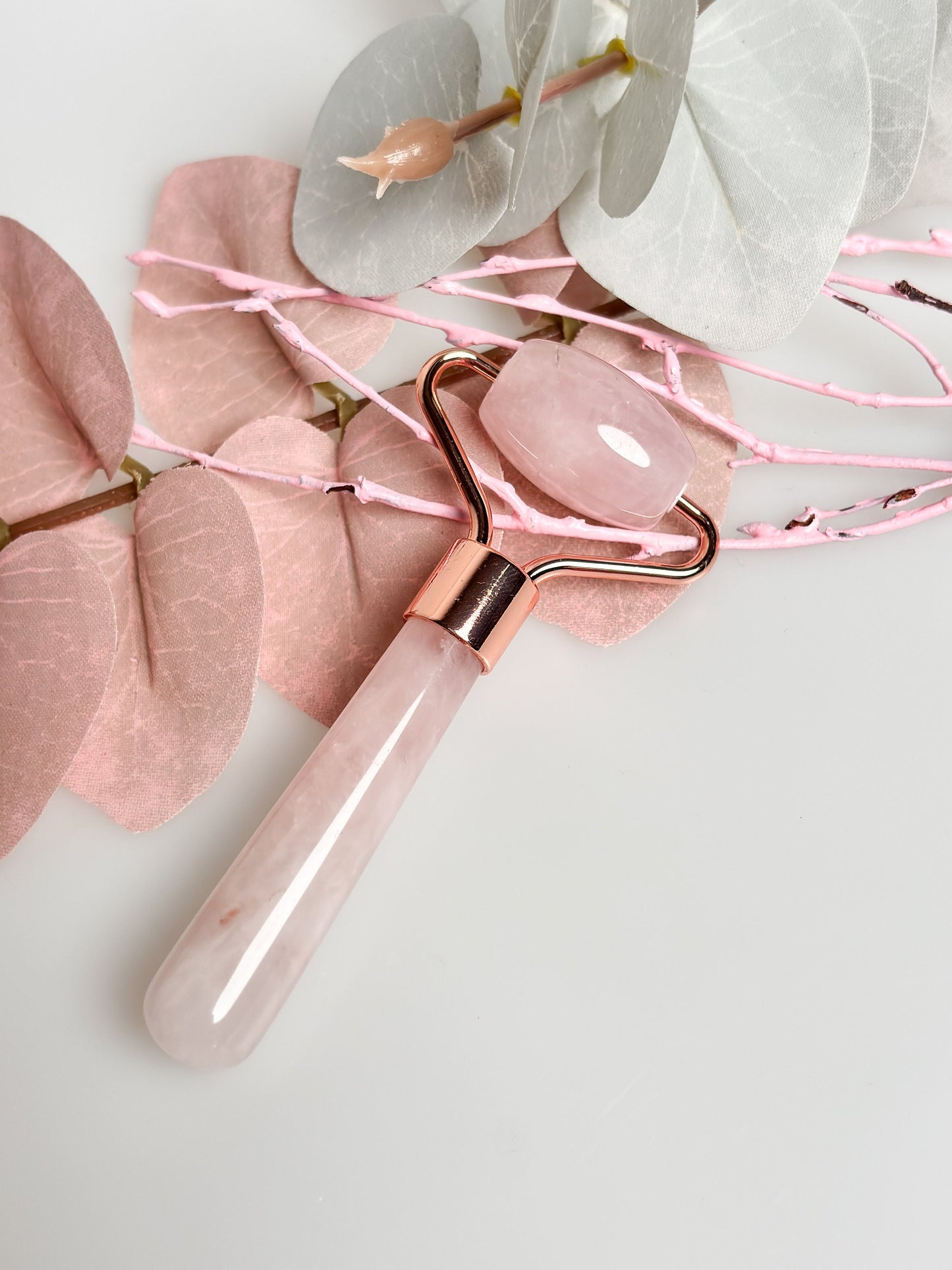 Rose quartz massage roller for the face - small & ideal for on the go | Handy facial massager