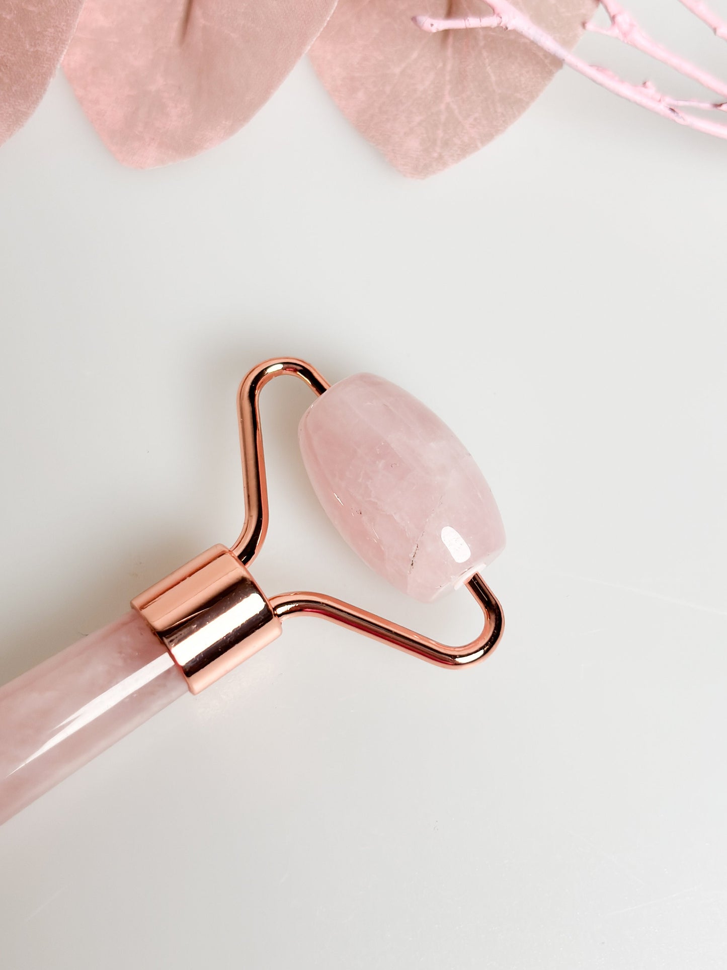 Rose quartz massage roller for the face - small & ideal for on the go | Handy facial massager