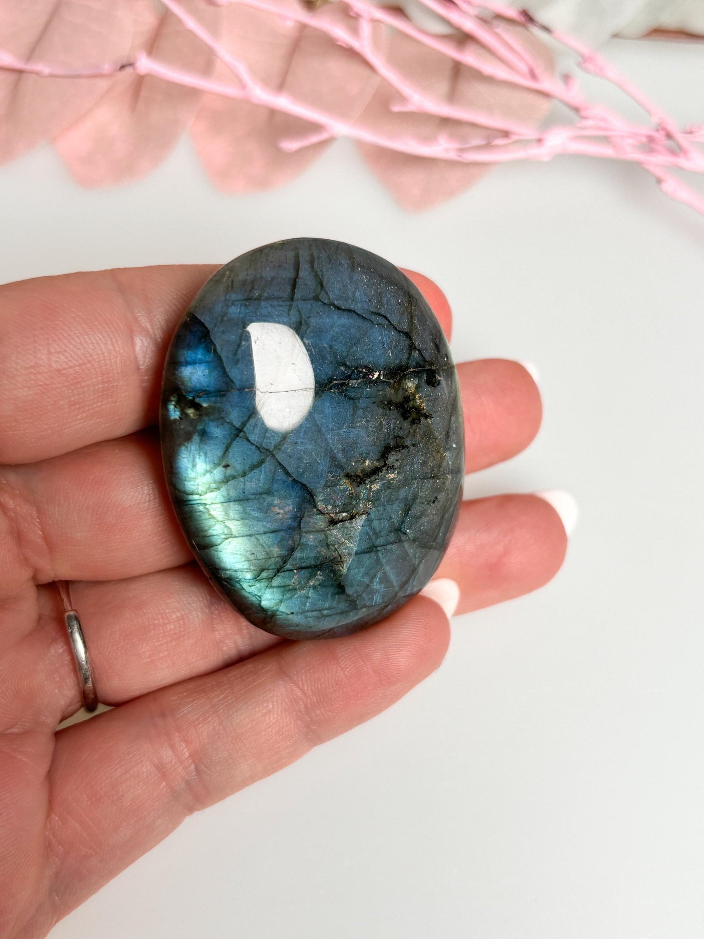 Pocket stone Labradorite with great flash, lucky charm, palmstone, gemstone, unique