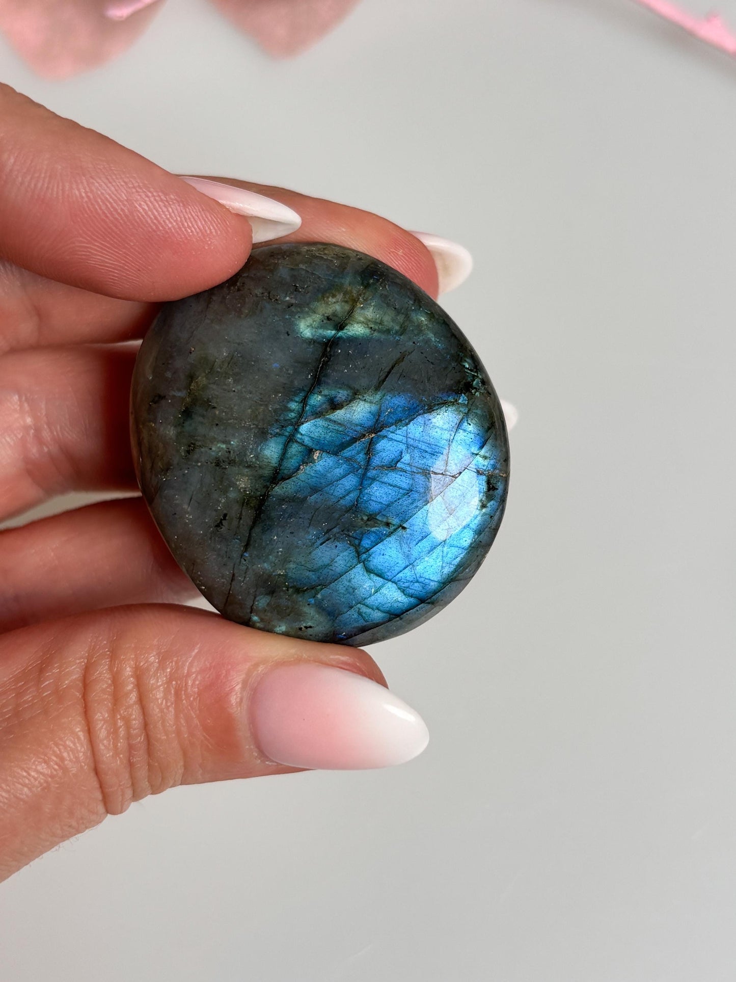 Pocket stone Labradorite with great flash, lucky charm, palmstone, gemstone, unique