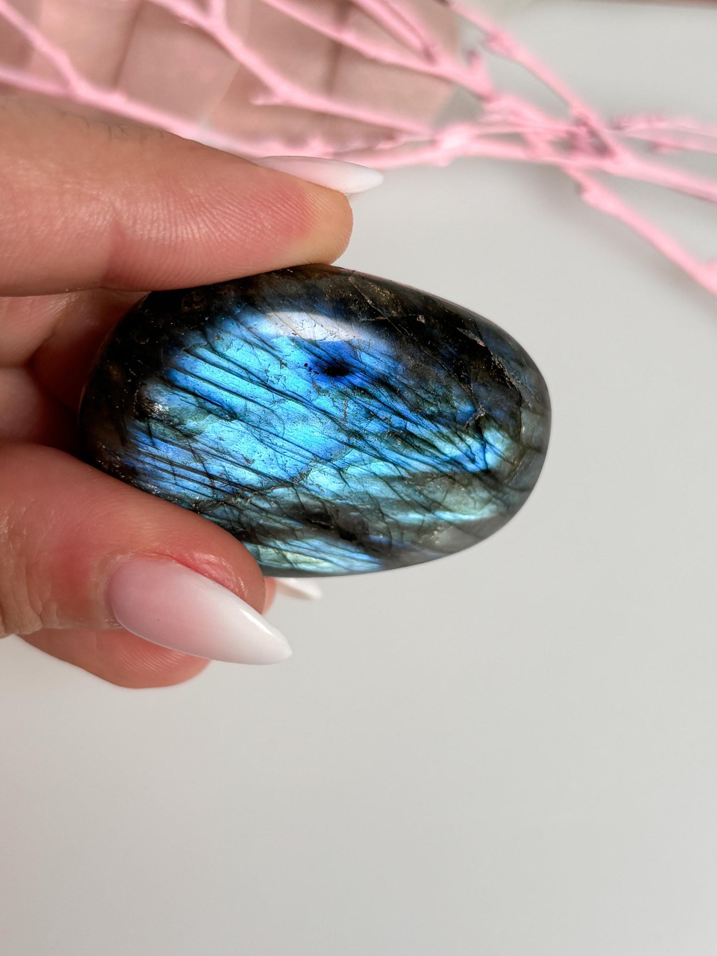 Pocket stone Labradorite with great flash, lucky charm, palmstone, gemstone, unique