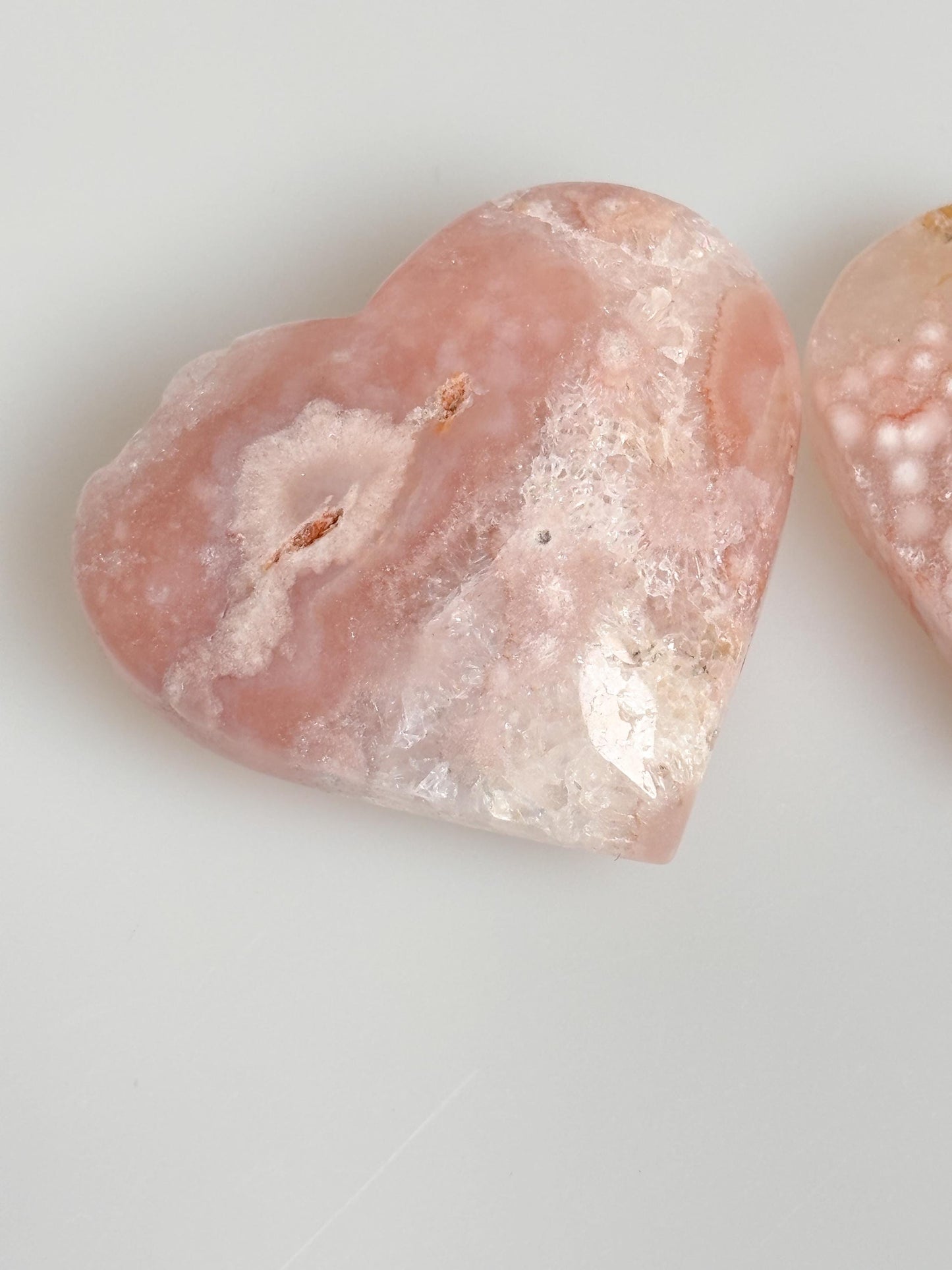 Pink Amethyst Herzen mit Drusen – Wunderschöne Deko aus Kristall – Perfekt für spirituelle Räume und Geschenke