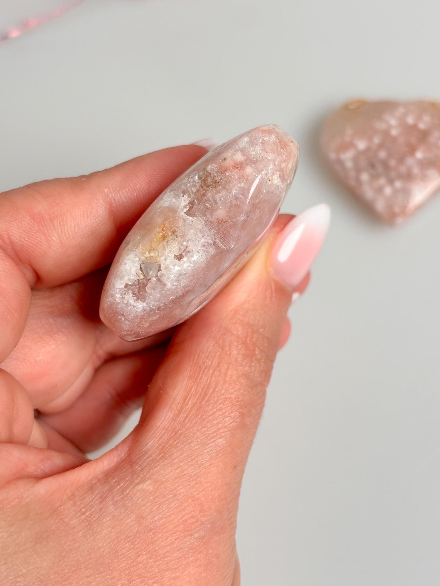 Pink Amethyst Herzen mit Drusen – Wunderschöne Deko aus Kristall – Perfekt für spirituelle Räume und Geschenke