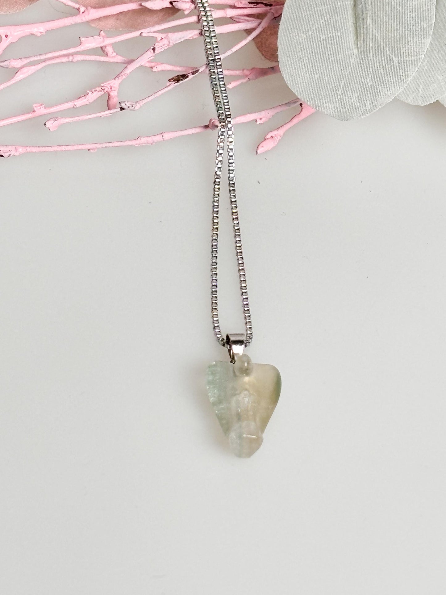 Fluorite Angel Pendant – Protection & Harmony | Healing Stone Pendant Made of Natural Stone | Spiritual Jewelry