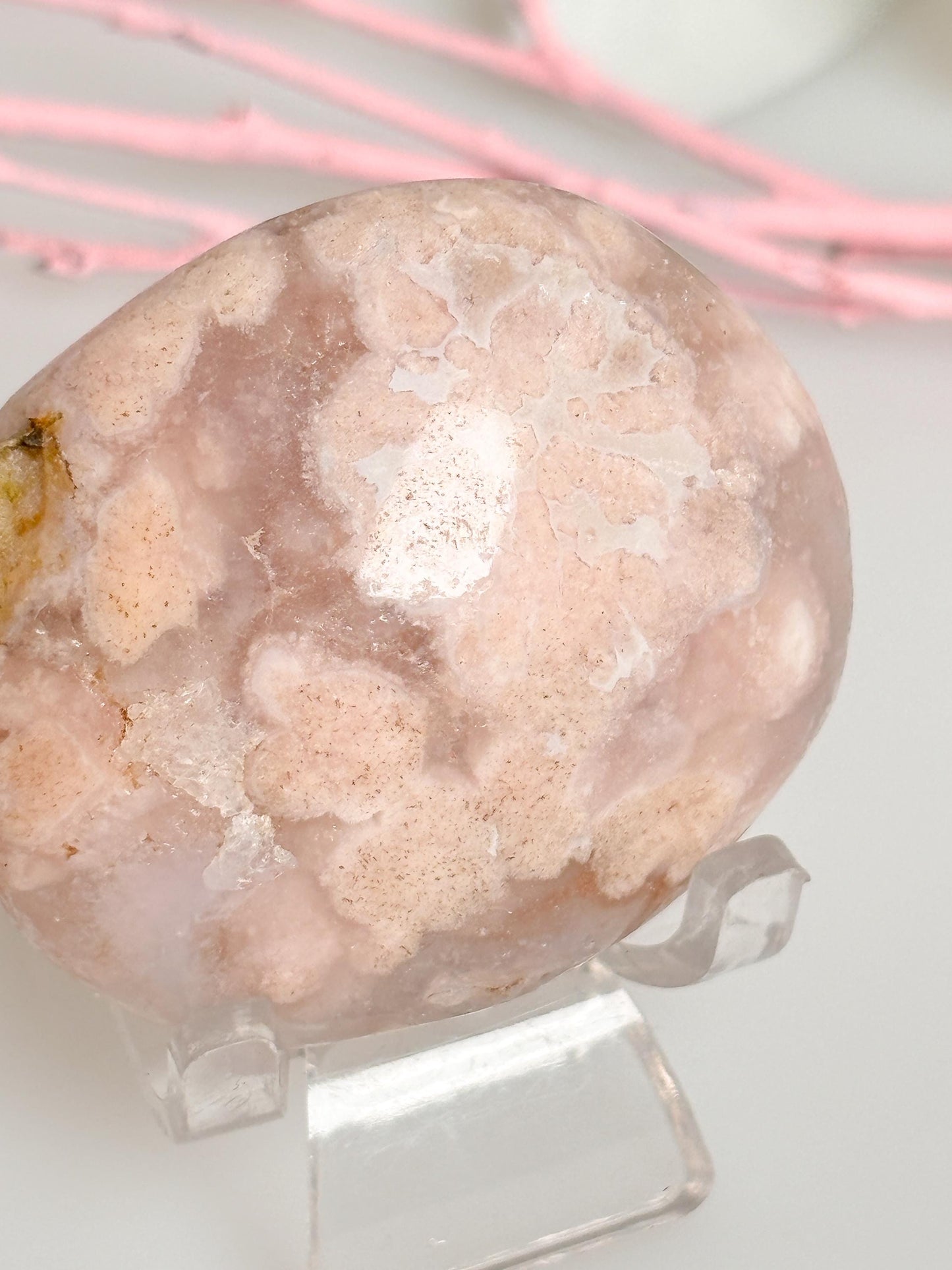 Flower Agate Palmstone with beautiful flowers and sparkling druses – Unique natural art for meditation and decoration