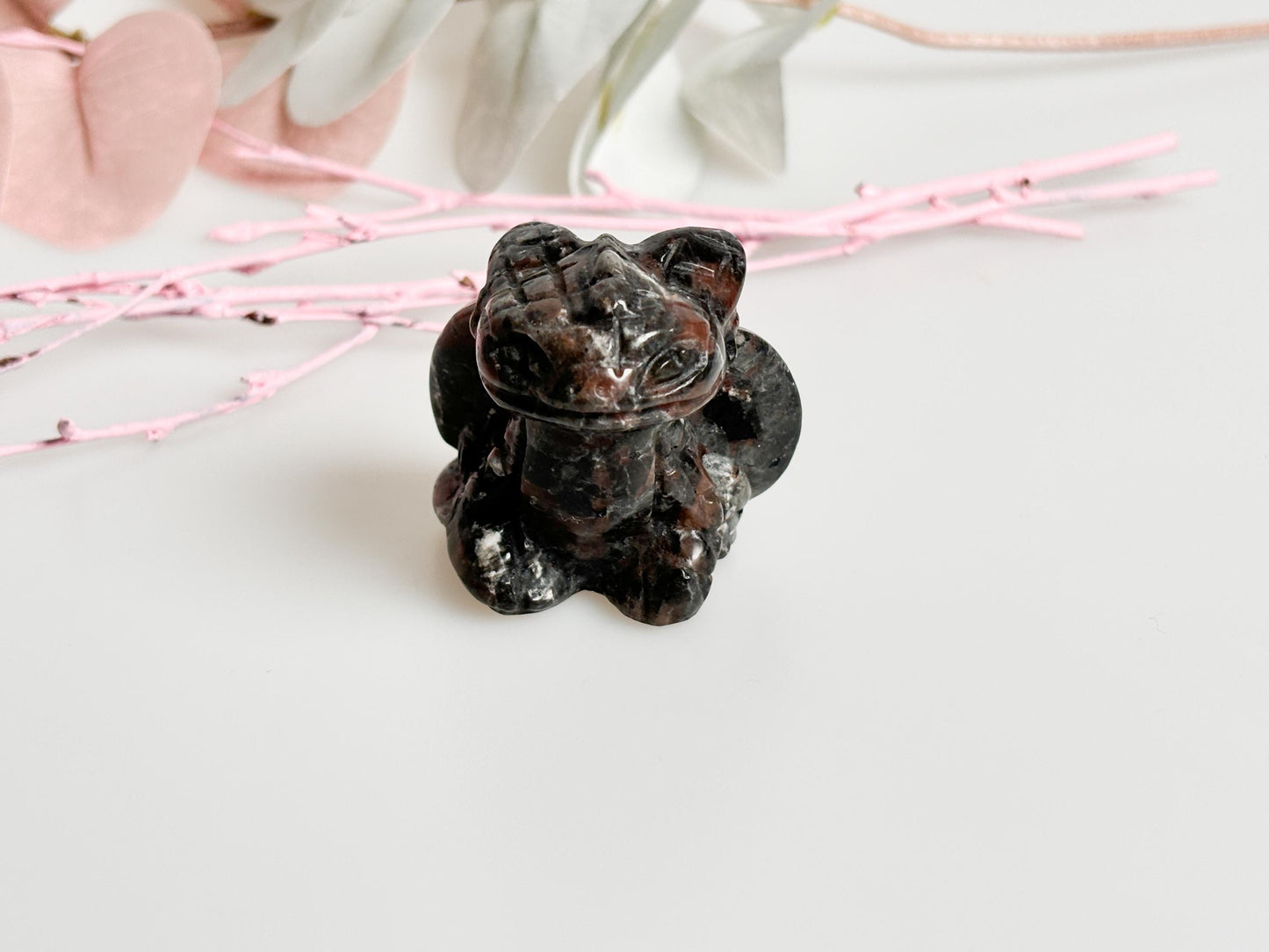 geschnitzte Drachenfigur in schwarzem Obsidian oder Yooperlite – Mystische Dekoration und spiritueller Schutz