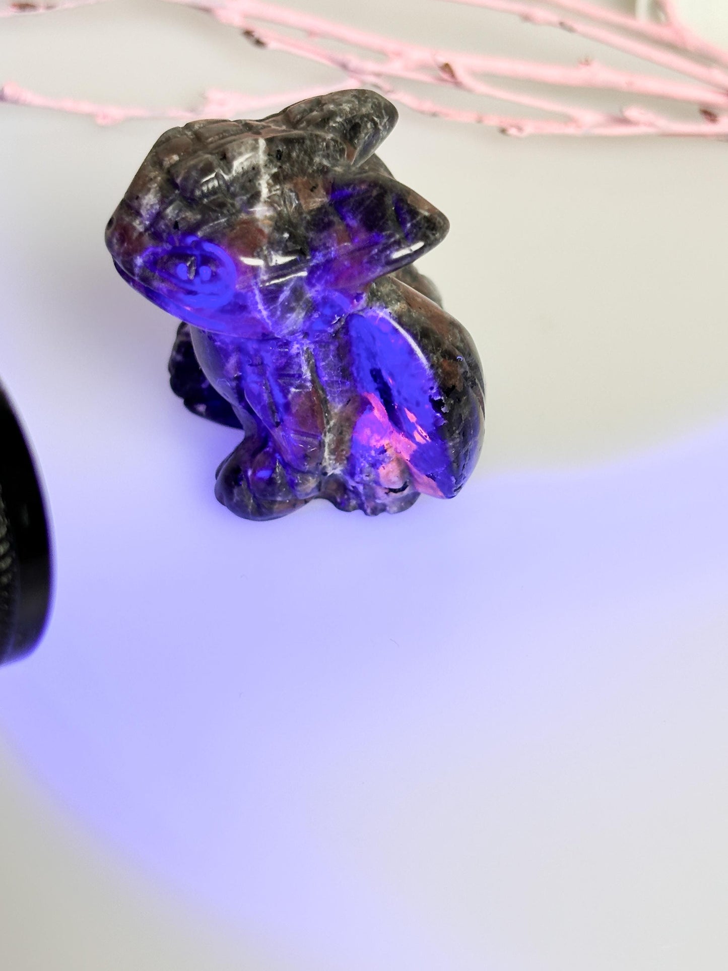 geschnitzte Drachenfigur in schwarzem Obsidian oder Yooperlite – Mystische Dekoration und spiritueller Schutz