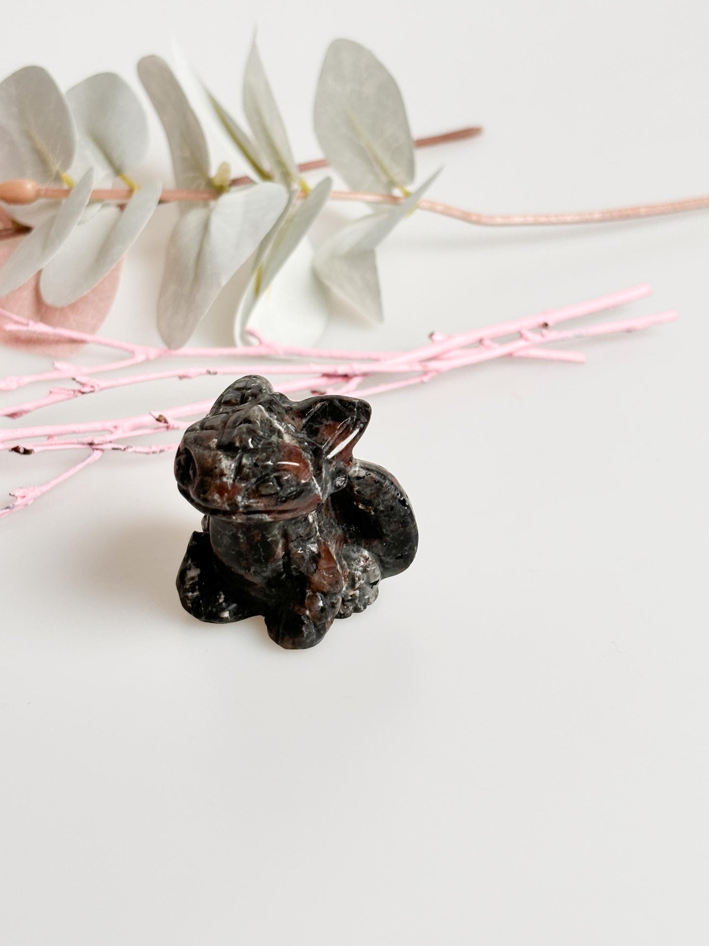 geschnitzte Drachenfigur in schwarzem Obsidian oder Yooperlite – Mystische Dekoration und spiritueller Schutz