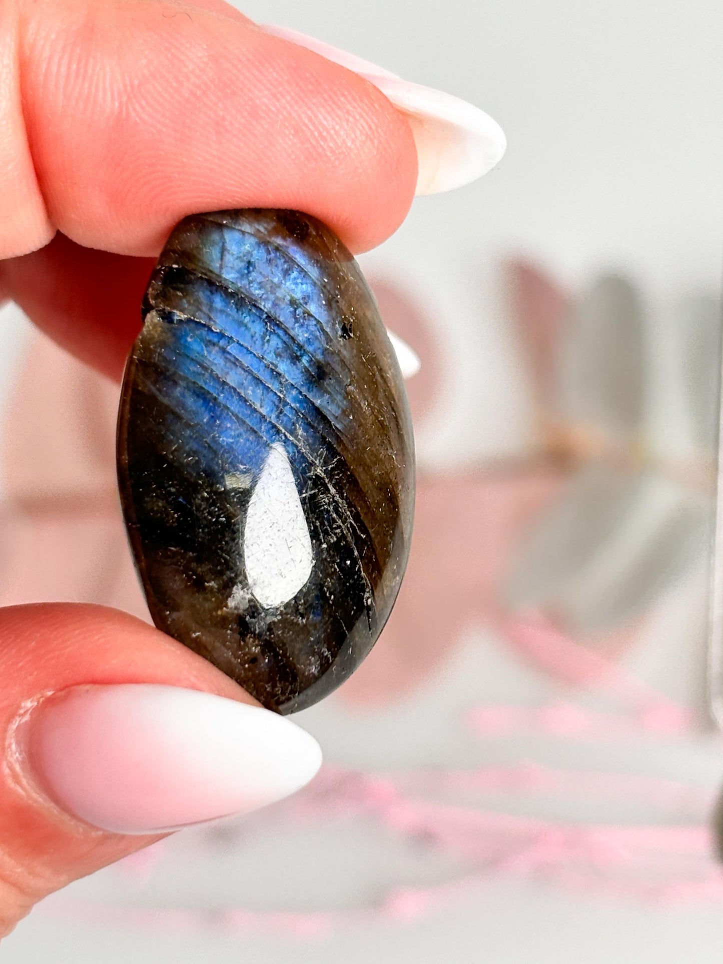 Kette mit bebohrtem Labradorit Kettenanhänger, glänzender Flash, elegantes Schmuckstück, für spirituelle Eleganz