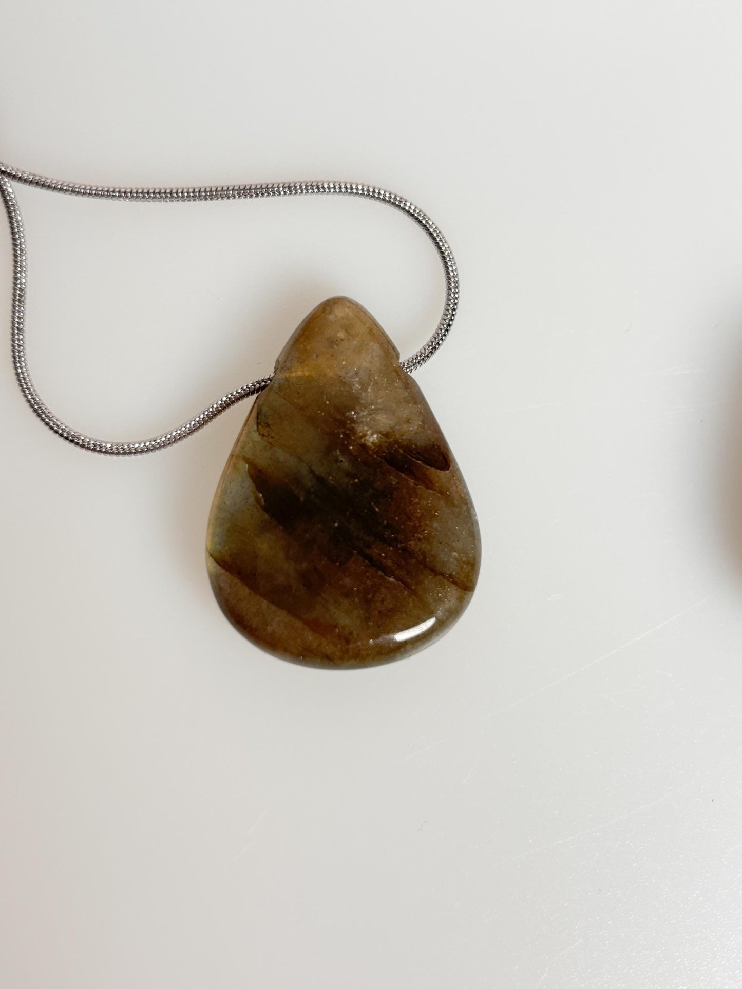 Kette mit bebohrtem Labradorit Kettenanhänger, glänzender Flash, elegantes Schmuckstück, für spirituelle Eleganz