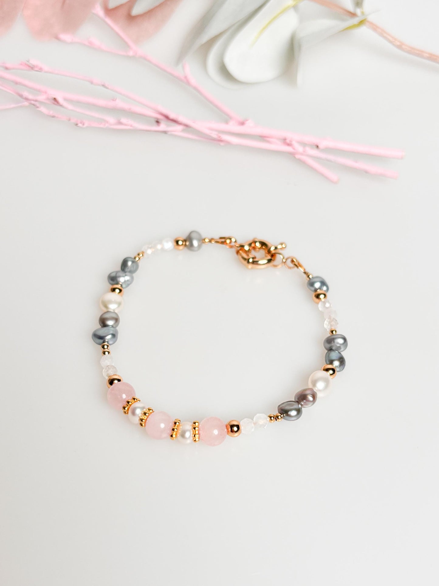 Boho pearl bracelet with real freshwater pearls, rose quartz & moonstone - Elegant jewelry for your spiritual well-being