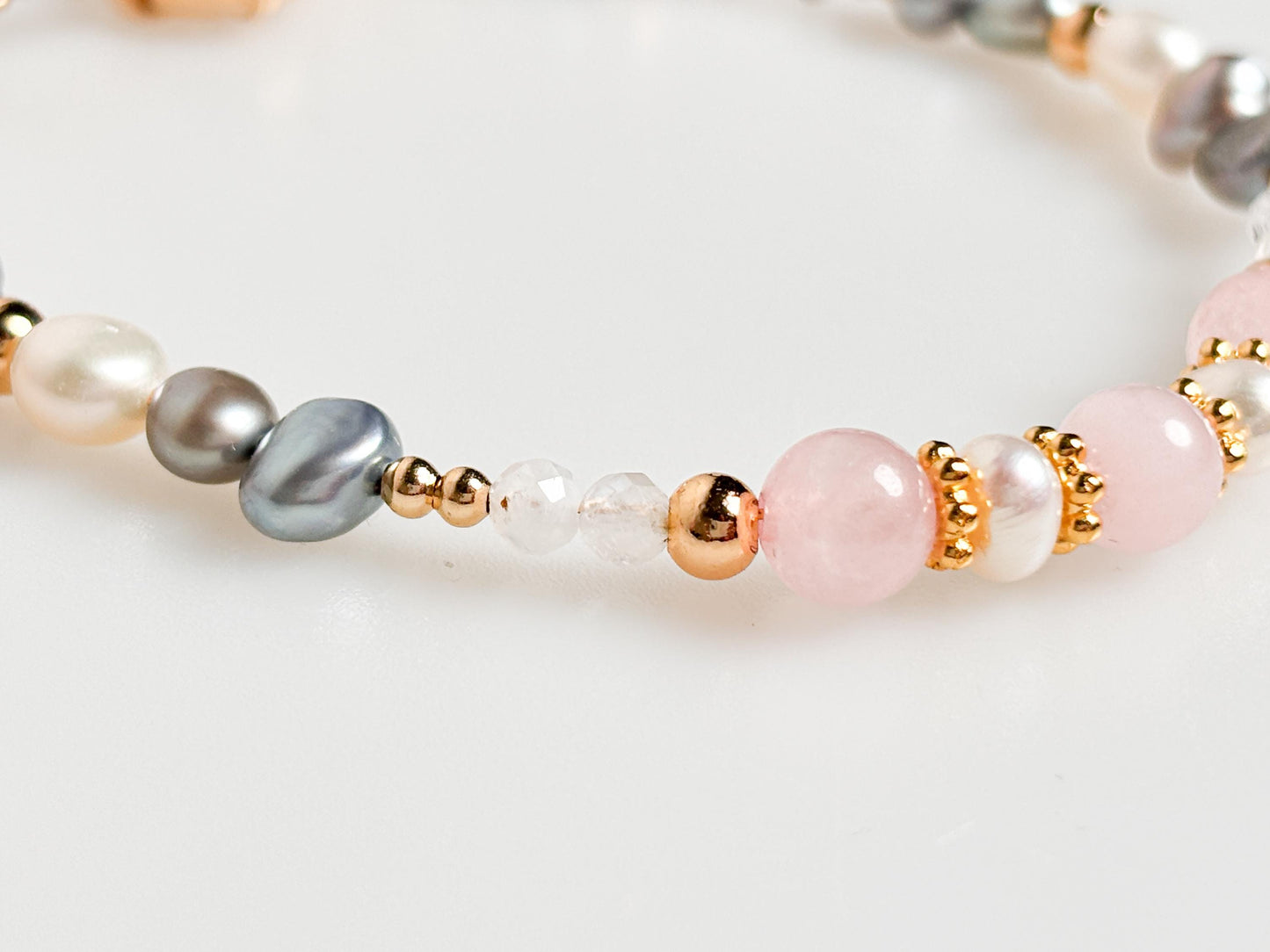Boho pearl bracelet with real freshwater pearls, rose quartz & moonstone - Elegant jewelry for your spiritual well-being
