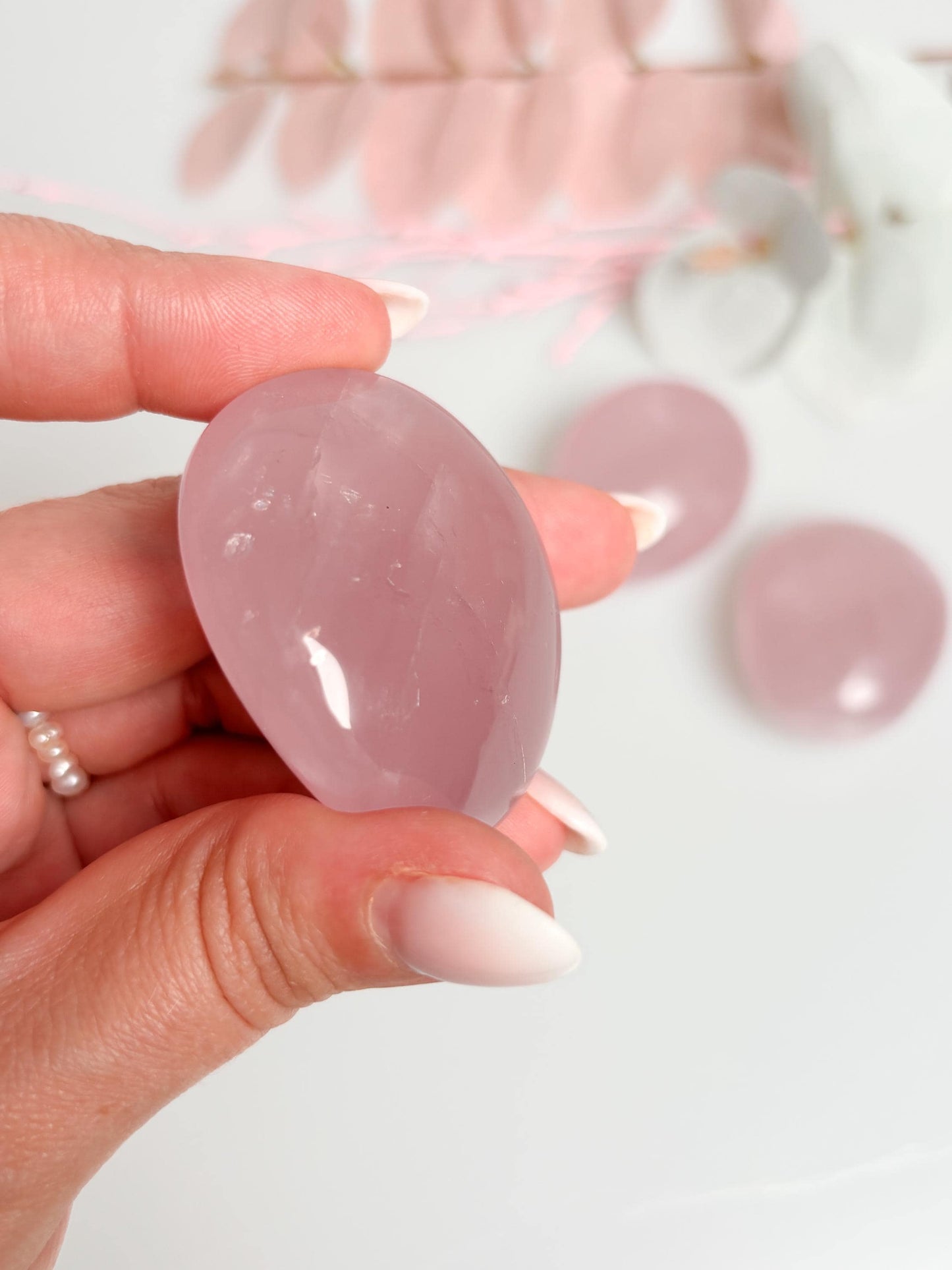 Beautiful rose quartz palmstones with rainbow effect – healing stones for harmony and love