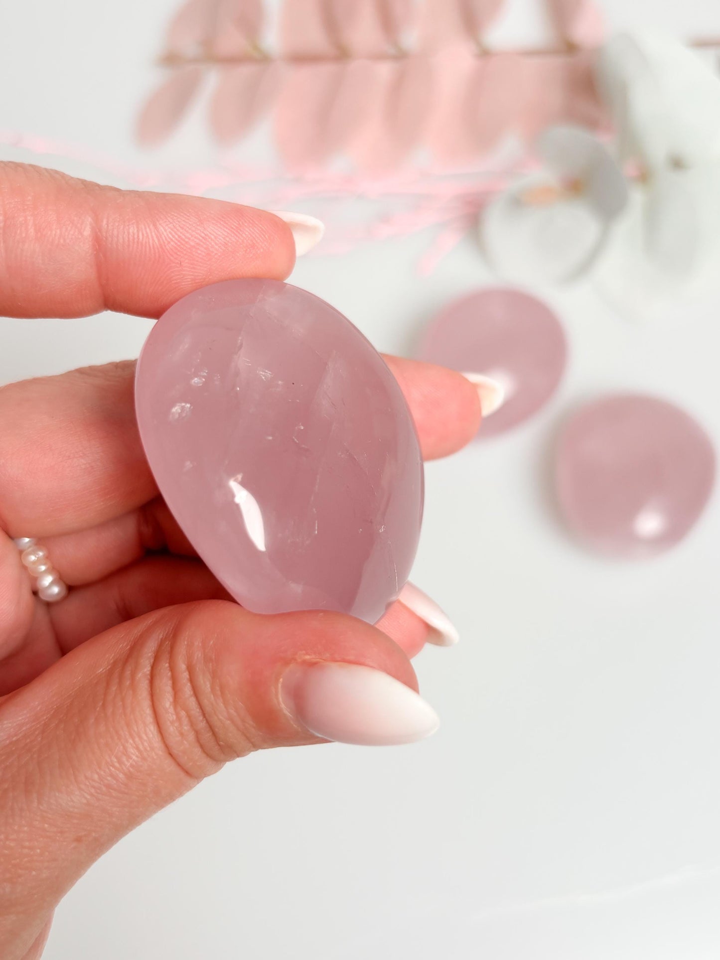 Beautiful rose quartz palmstones with rainbow effect – healing stones for harmony and love