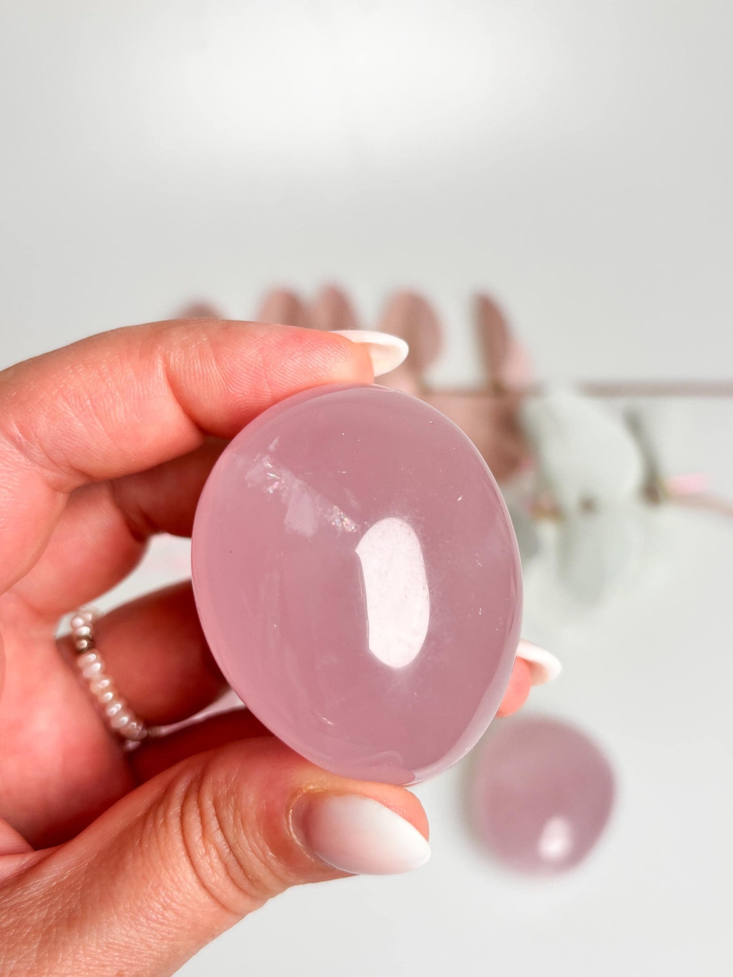 Beautiful rose quartz palmstones with rainbow effect – healing stones for harmony and love