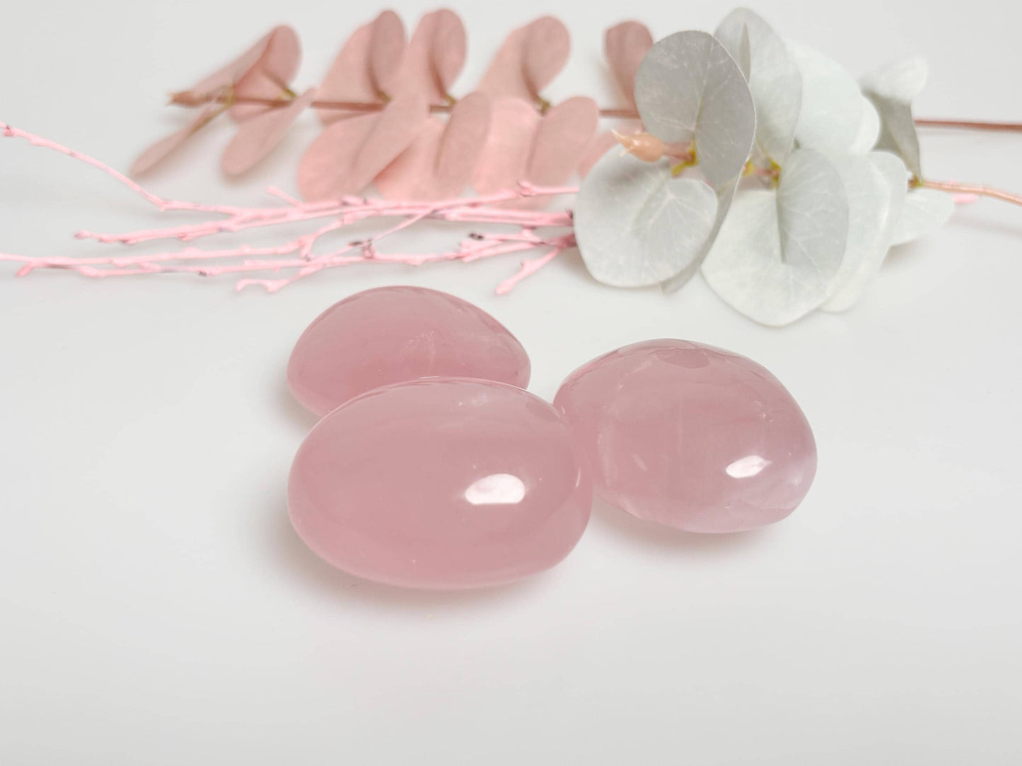 Beautiful rose quartz palmstones with rainbow effect – healing stones for harmony and love