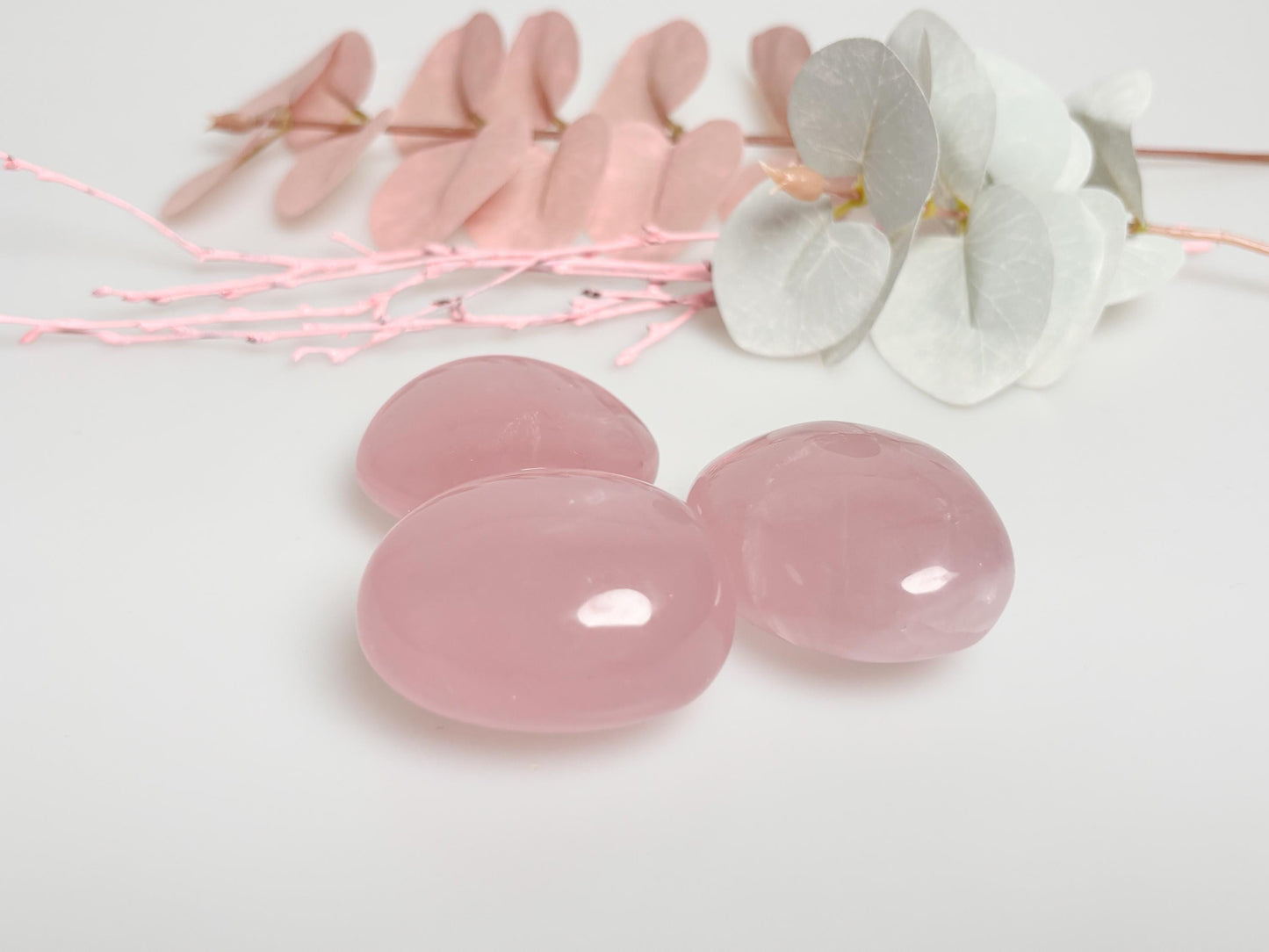 Beautiful rose quartz palmstones with rainbow effect – healing stones for harmony and love